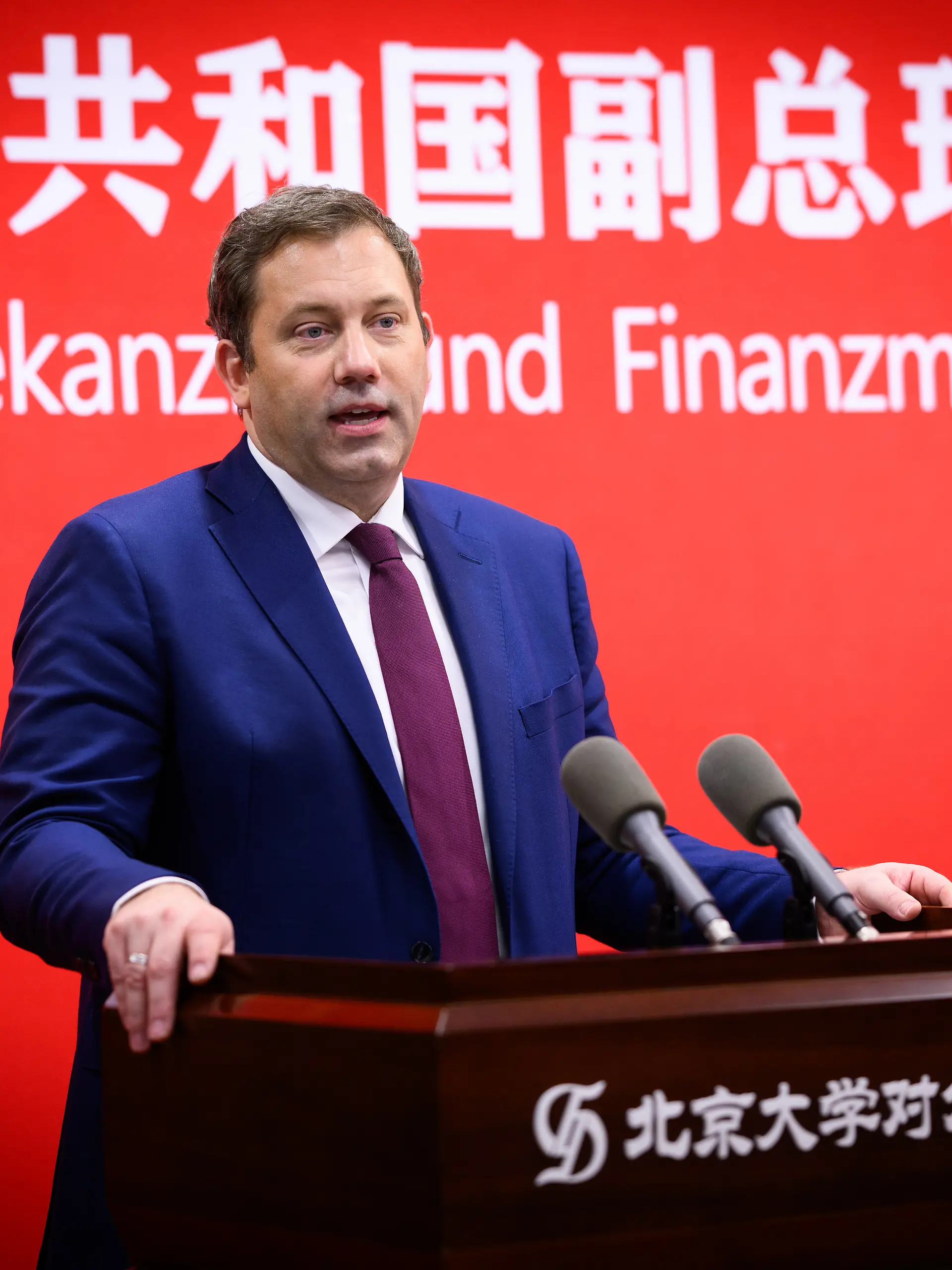 Lars Klingbeil (SPD), Bundesminister der Finanzen, spricht bei einer Veranstaltung an der Universität Peking. (zu dpa: «Klingbeil zu Brasilien-Aussage: Politiker müssen frei reden können») +++ dpa-Bildfunk +++