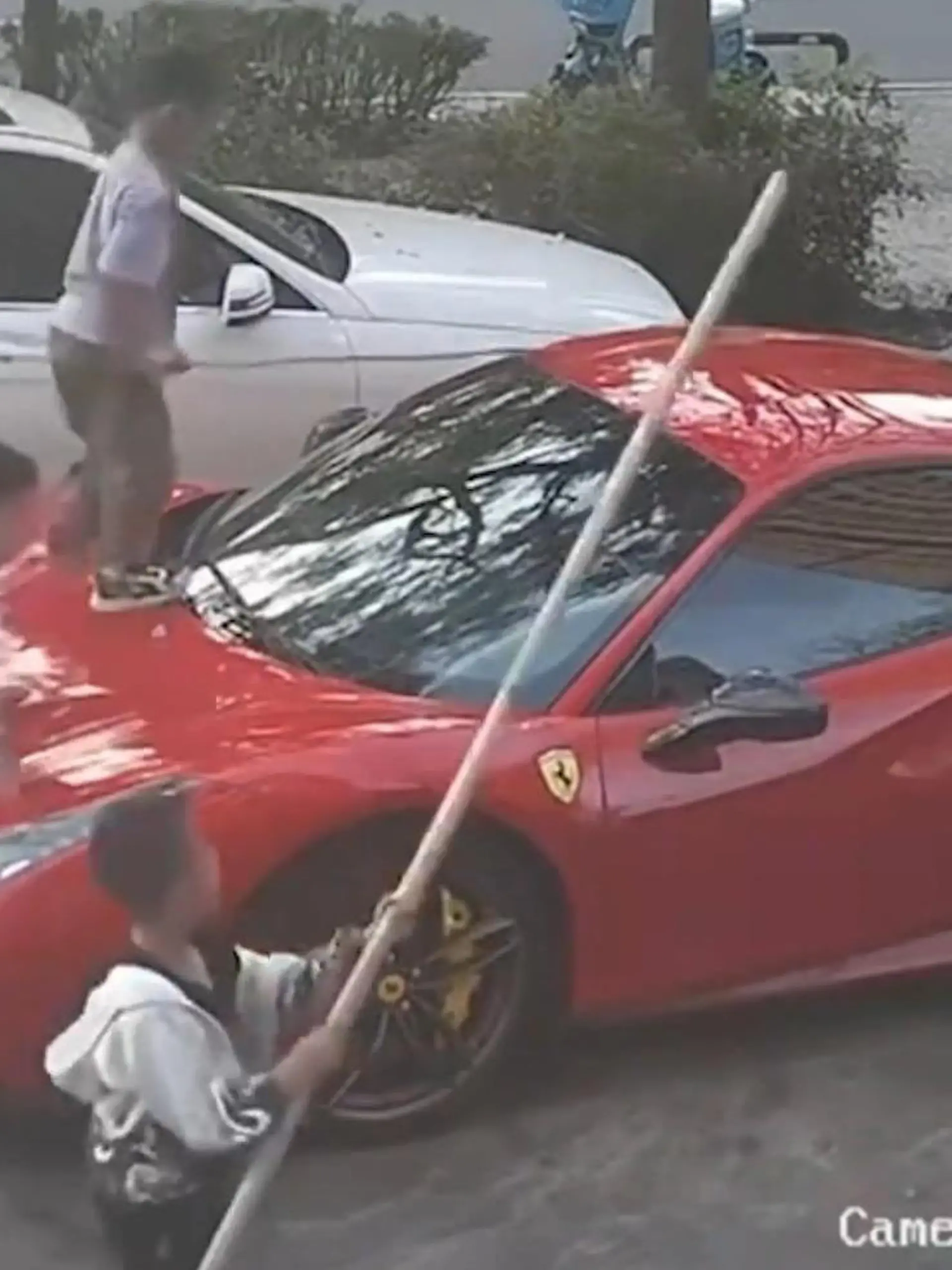 Bild zu: "Kinderstreich wird teuer! Jungen zerkratzen 400.000-Euro-Ferrari – Eltern müssen zahlen"