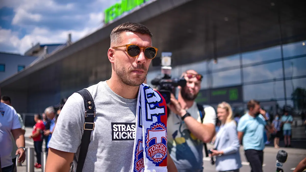 Fußball, Lukas Podolski wechselt zu Gornik Zabrze, Ankunft am Flughafen 2021.07.07 Pyrzowice Pilka nozna PKO Ekstraklasa sezon 2021/2022 Przylot Lukasza Podolskiego N/z Lukasz Podolski, przylot, Lotnisko, powitanie, portret, osoba, pilkarz, nowy zawodnik, Gornik Zabrze Foto Rafal Rusek / PressFocus 2021.07.07 Pyrzowice Football Polish PKO Ekstraklasa season 2021/2022 Lukas Podolski has arrived in Poland, he will play in the Polish league. He became a footballer from Gornik Zabrze. Przylot Lukasza Podolskiego Lukasz Podolski, przylot, Lotnisko, powitanie, portret, osoba, pilkarz, nowy zawodnik, Gornik Zabrze Credit: Rafal Rusek / PressFocus / NEWSPIX.PL --- Newspix.pl POLAND OUT PUBLICATIONxNOTxINxPOL 20210707PF_RR0007