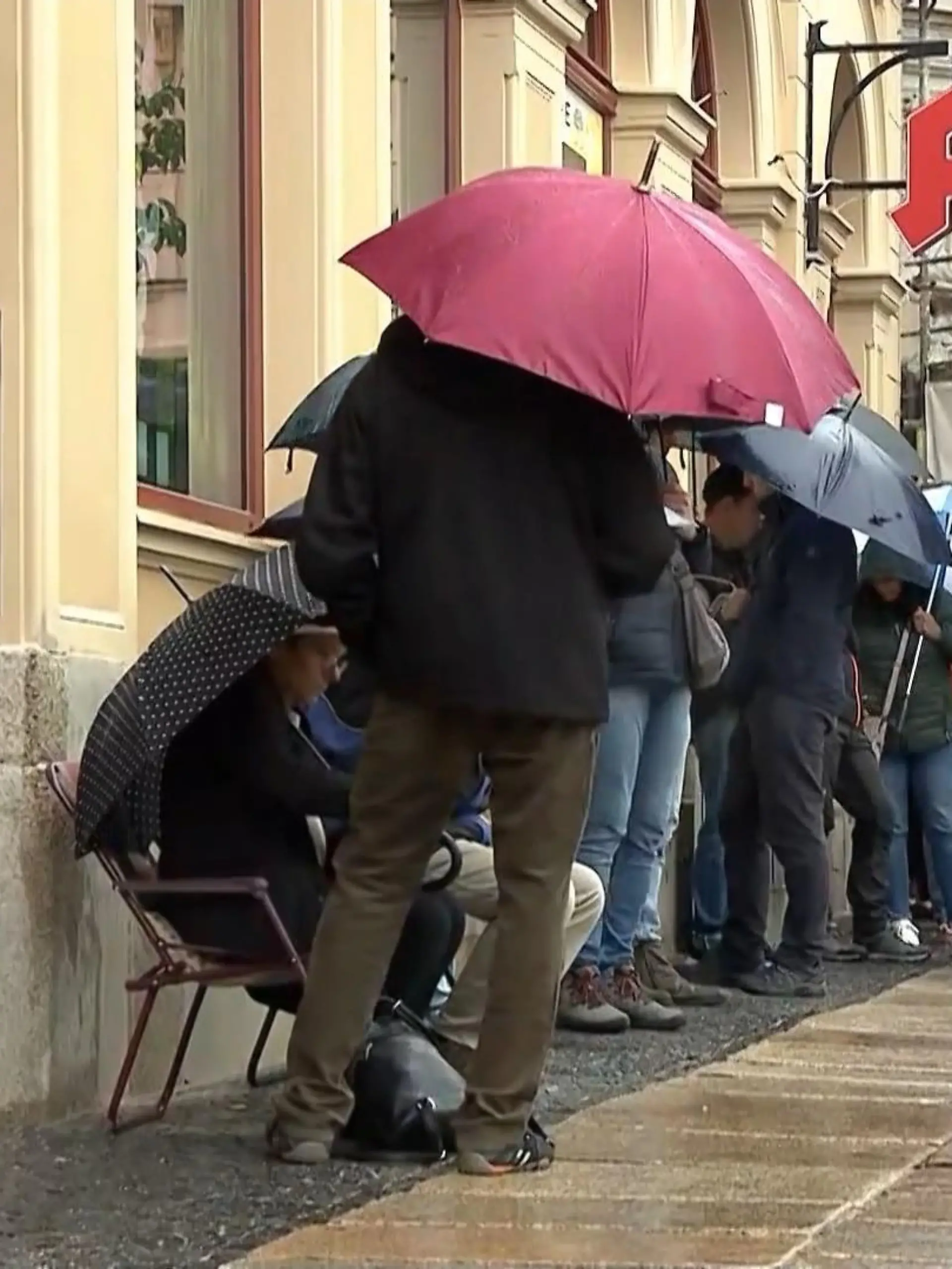 Bild zu: "Attest ab Tag eins: Drohen jetzt volle Wartezimmer?"