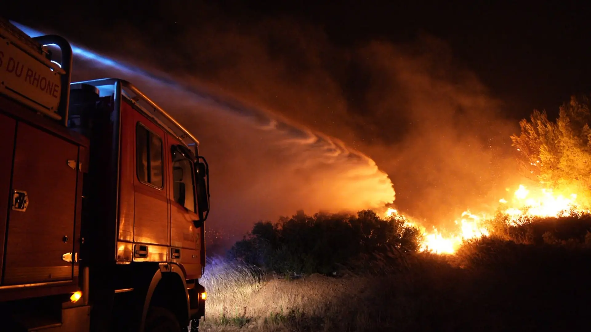 Dieses von der französischen Feuerwehr SDIS13 zur Verfügung gestellte Foto zeigt den Waldbrand in der Nähe von La Fare in Südfrankreich. +++ dpa-Bildfunk +++