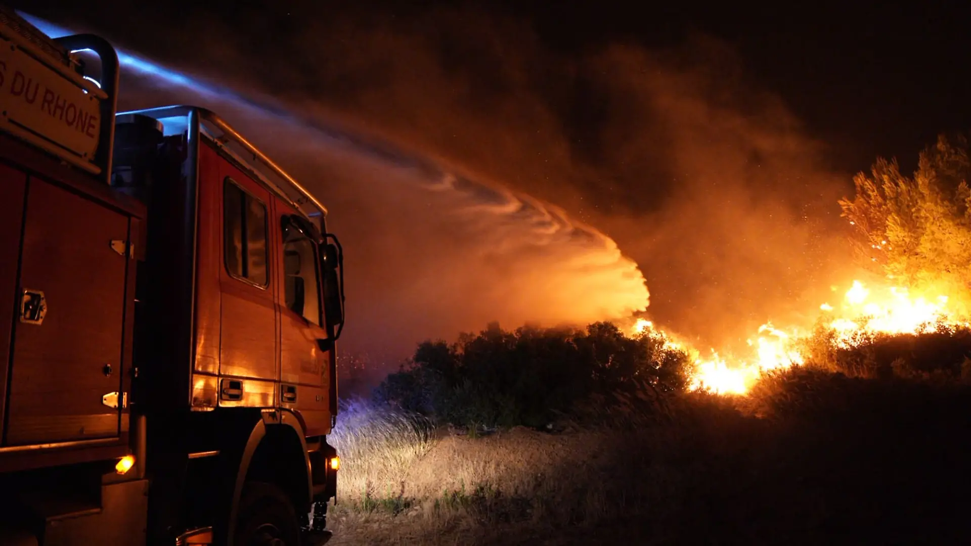 Die Feuerwehr versucht, einen Waldbrand zu löschen