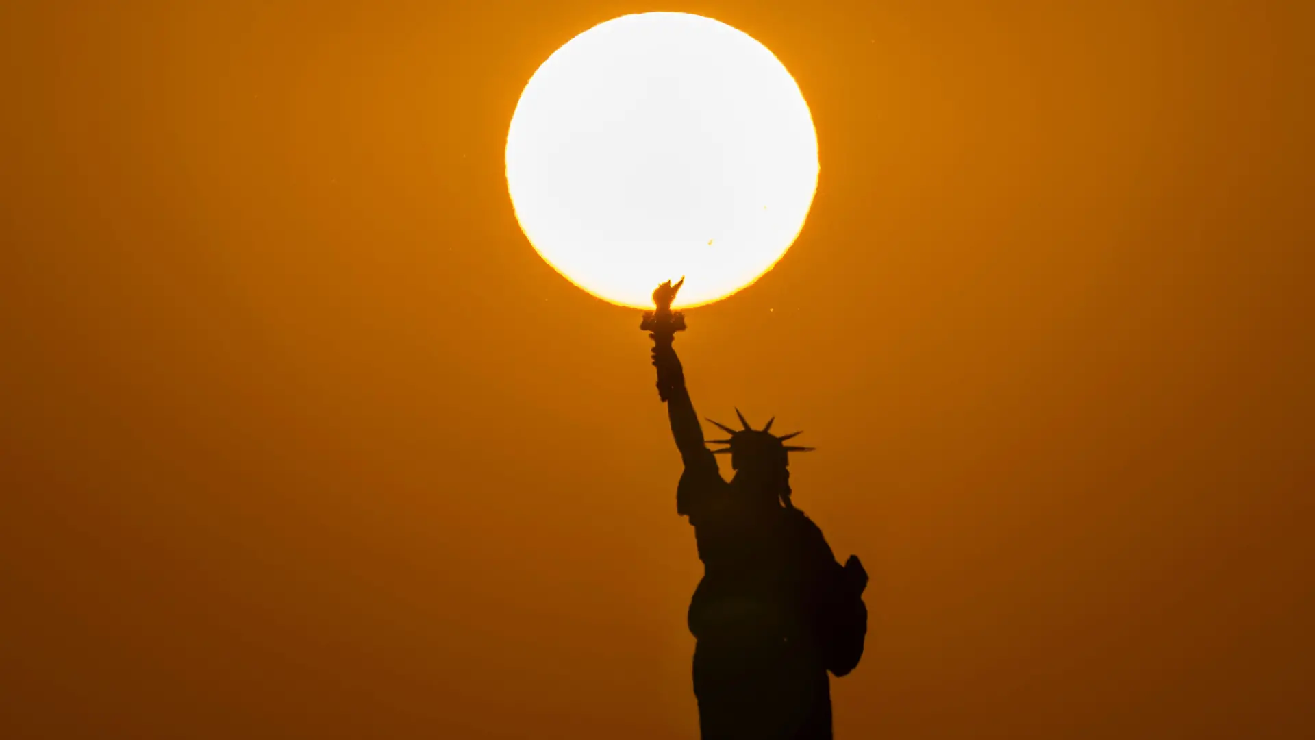 02.07.2026, USA, New York: Die Freiheitsstatue, während in New York die Sonne untergeht. Foto: Yuki Iwamura/AP/dpa +++ dpa-Bildfunk +++