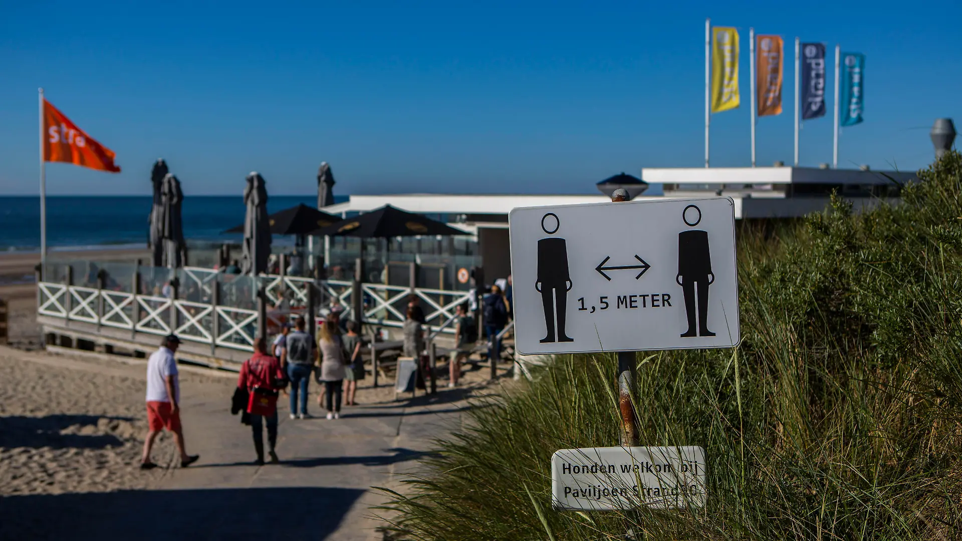 Coronaregeln in Domburg ( Zeeland Niederlande ). Die Niederlande lockerten Ende Juni umfassend ihre Corona-Regeln. Das könnte ihnen nun zum Verhängnis werden.