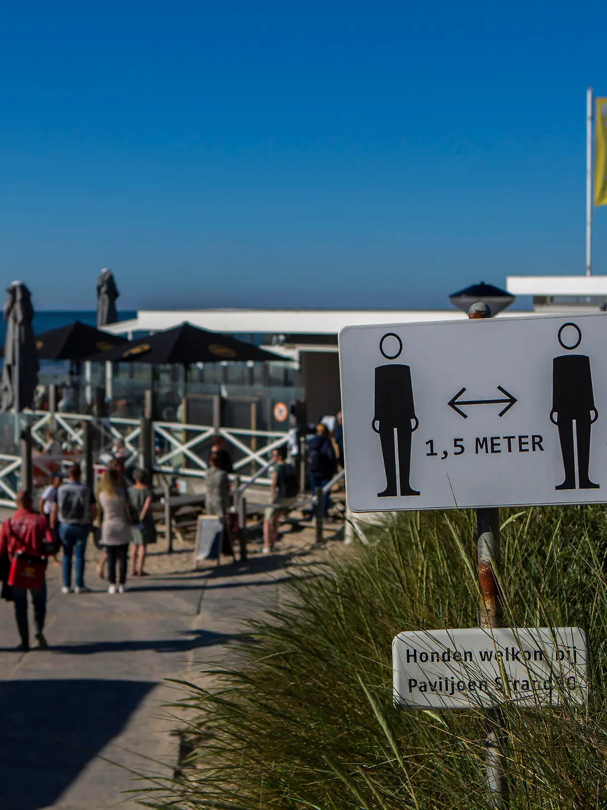 Coronaregeln in Domburg ( Zeeland Niederlande ). Die Niederlande lockerten Ende Juni umfassend ihre Corona-Regeln. Das könnte ihnen nun zum Verhängnis werden.