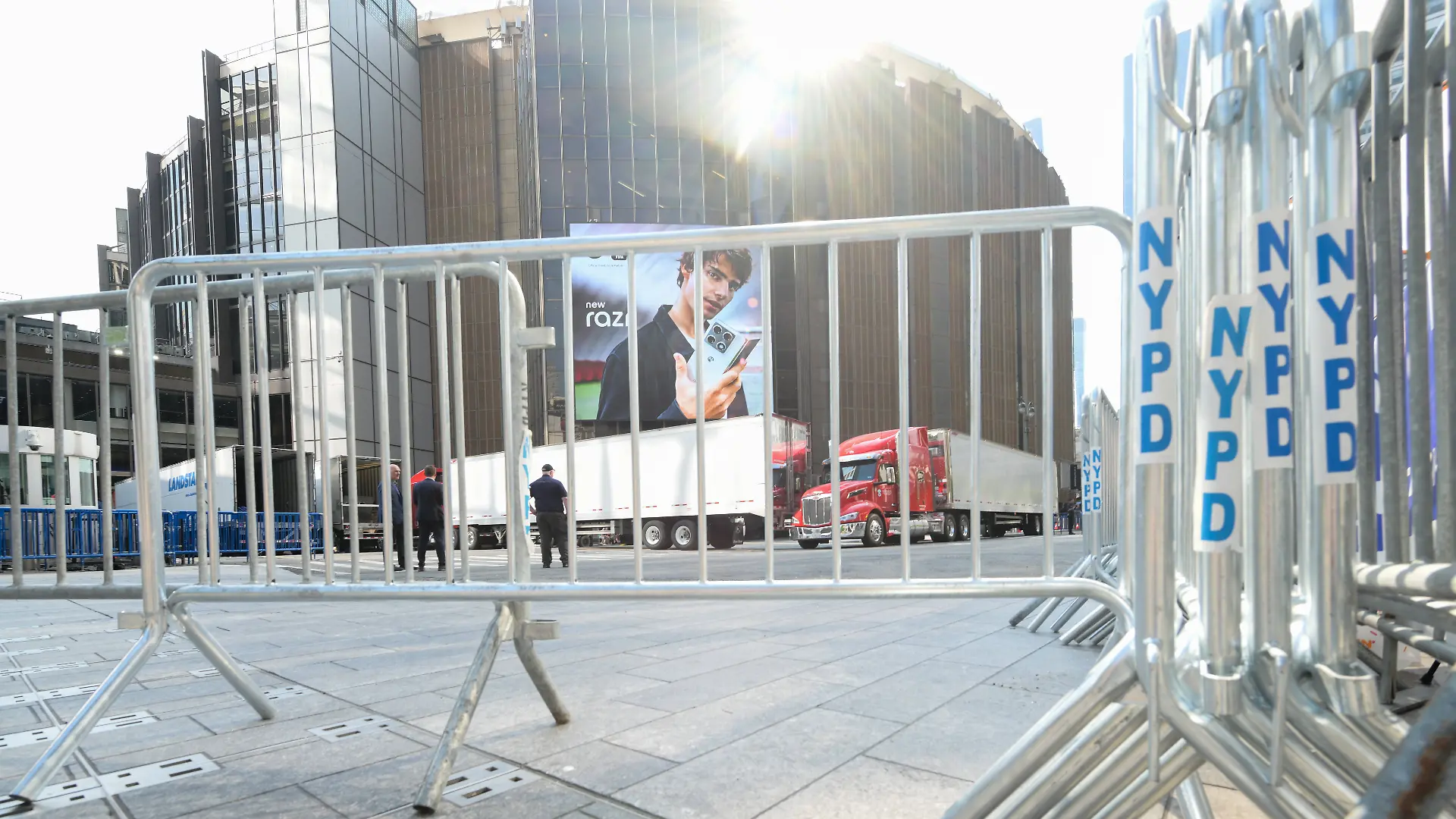 New Yort, Madison Square Garden, 20260701, Vorbereitungen um die Hochzeit von Taylor Swift und Travis Kelce. Im Bild LKWs werden als Sichtbehindurung aufgestellt, Absperrung. New York City Madison Square Garden New York Vereinigte Staaten von Amerika *** New York, Madison Square Garden, July 1, 2026Preparations for the wedding of Taylor Swift and Travis Kelce. Pictured: Trucks being positioned to block the view barriers at Madison Square Garden in New York City, New York, United States of America Copyright: Passion2Press/MarkusxFischerx