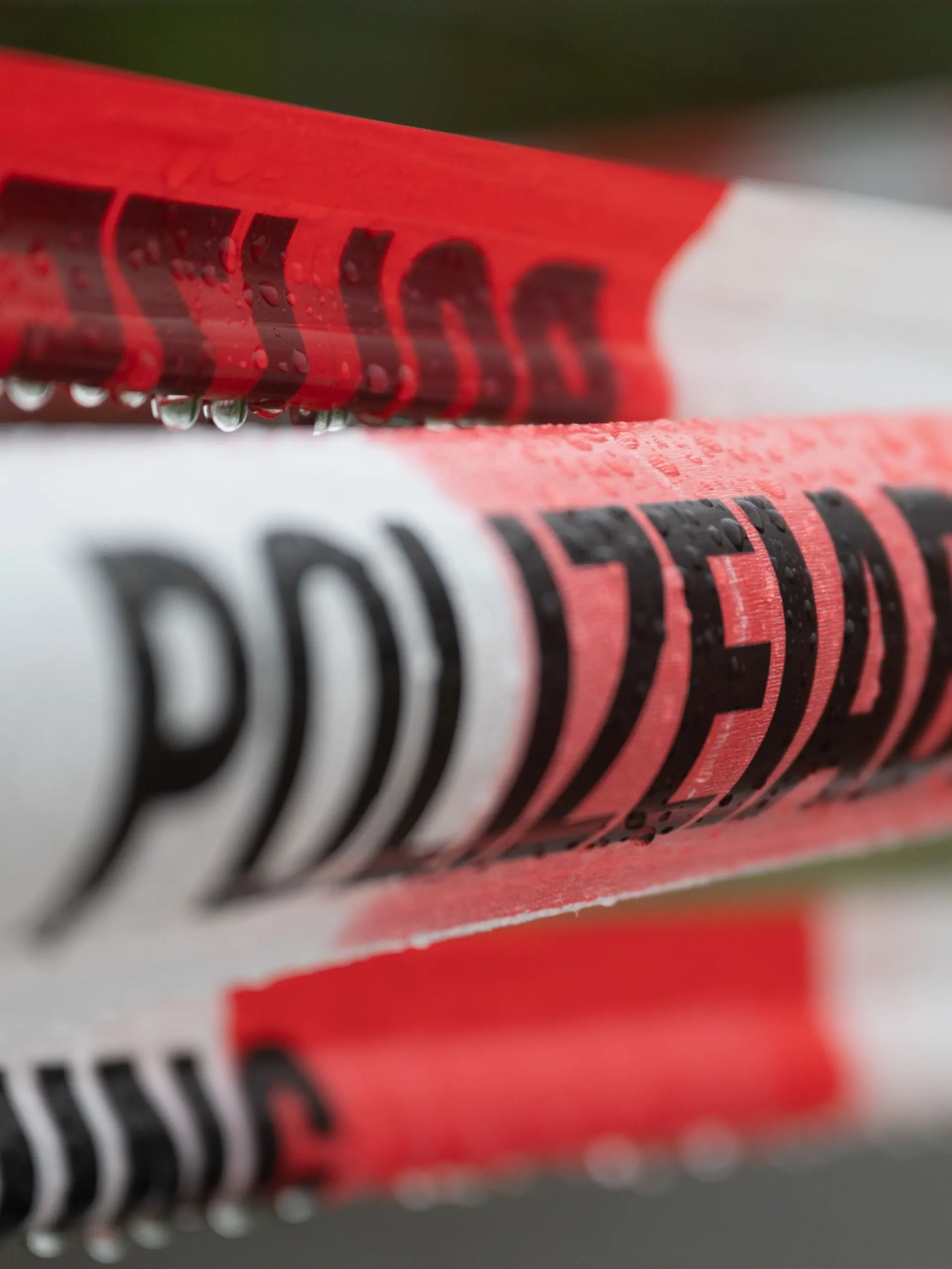 Die Polizei sperrt das Gelände ab und ermittelt. Die Identität des Toten ist bislang nicht zweifelsfrei geklärt. (Symbolbild)