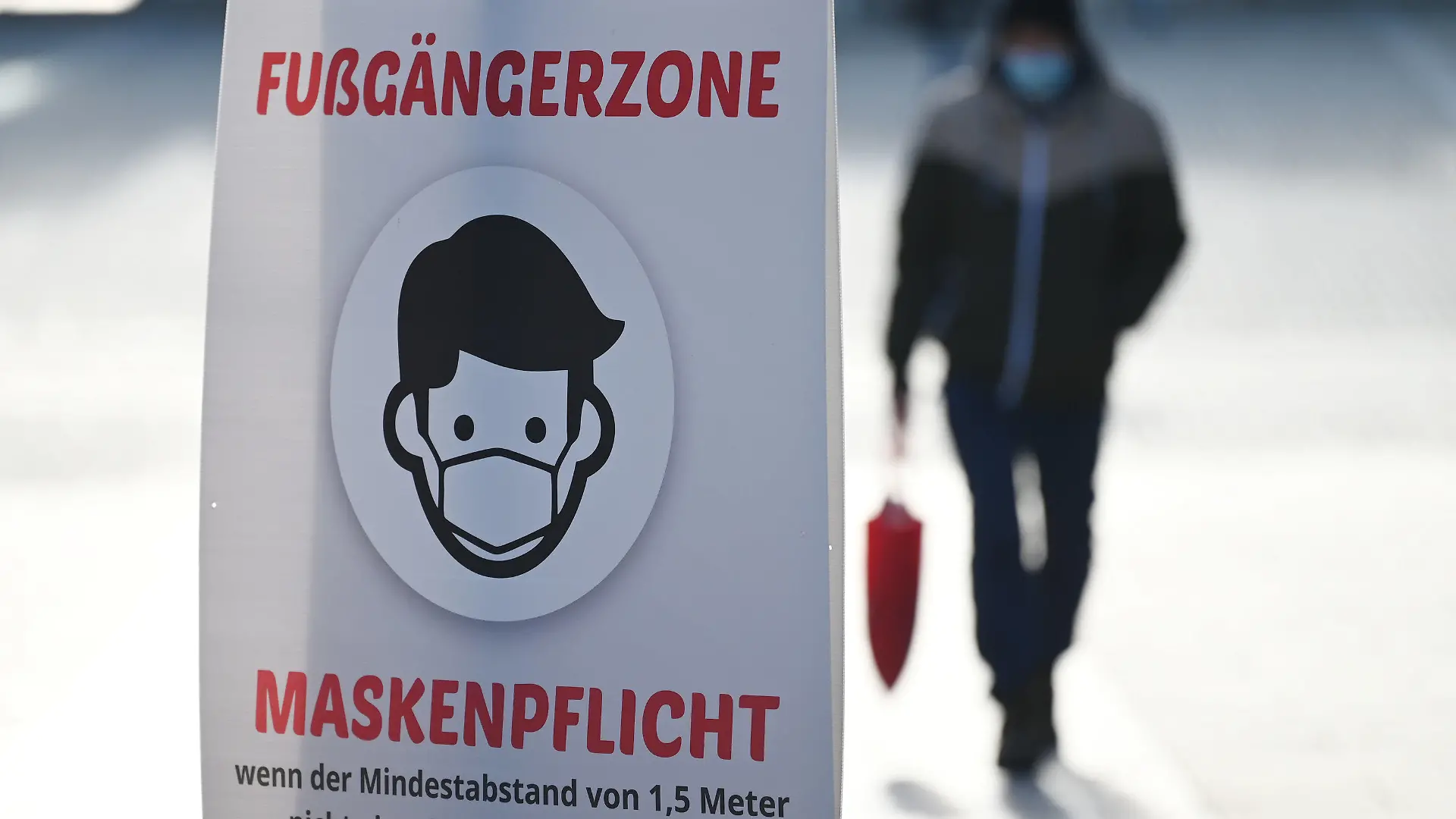 ARCHIV - 07.12.2020, Baden-Württemberg, Göppingen: Ein Schild weist auf die Maskenpflicht in der Fußgängerzone hin. (zu dpa: «Kommunen schlagen Alarm - und fordern mehr finanzielle Hilfe vom Land») Foto: Marijan Murat/dpa +++ dpa-Bildfunk +++