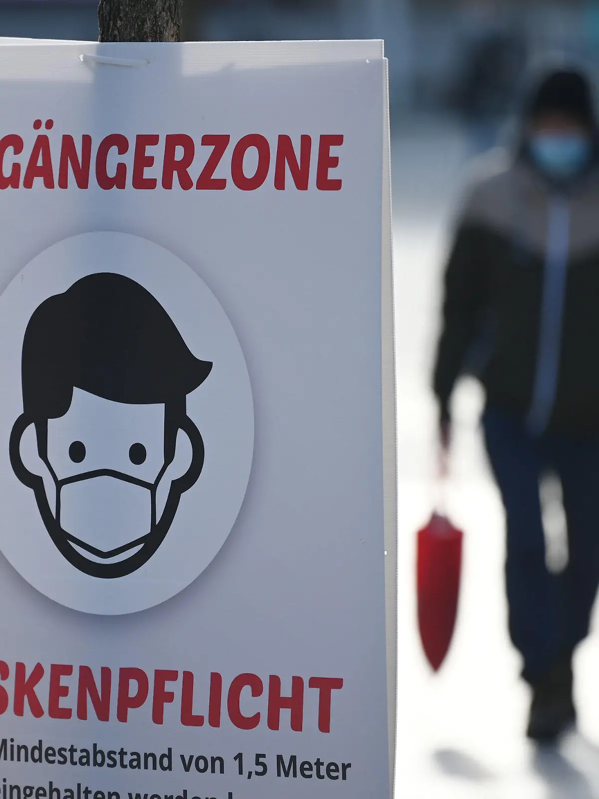 ARCHIV - 07.12.2020, Baden-Württemberg, Göppingen: Ein Schild weist auf die Maskenpflicht in der Fußgängerzone hin. (zu dpa: «Kommunen schlagen Alarm - und fordern mehr finanzielle Hilfe vom Land») Foto: Marijan Murat/dpa +++ dpa-Bildfunk +++