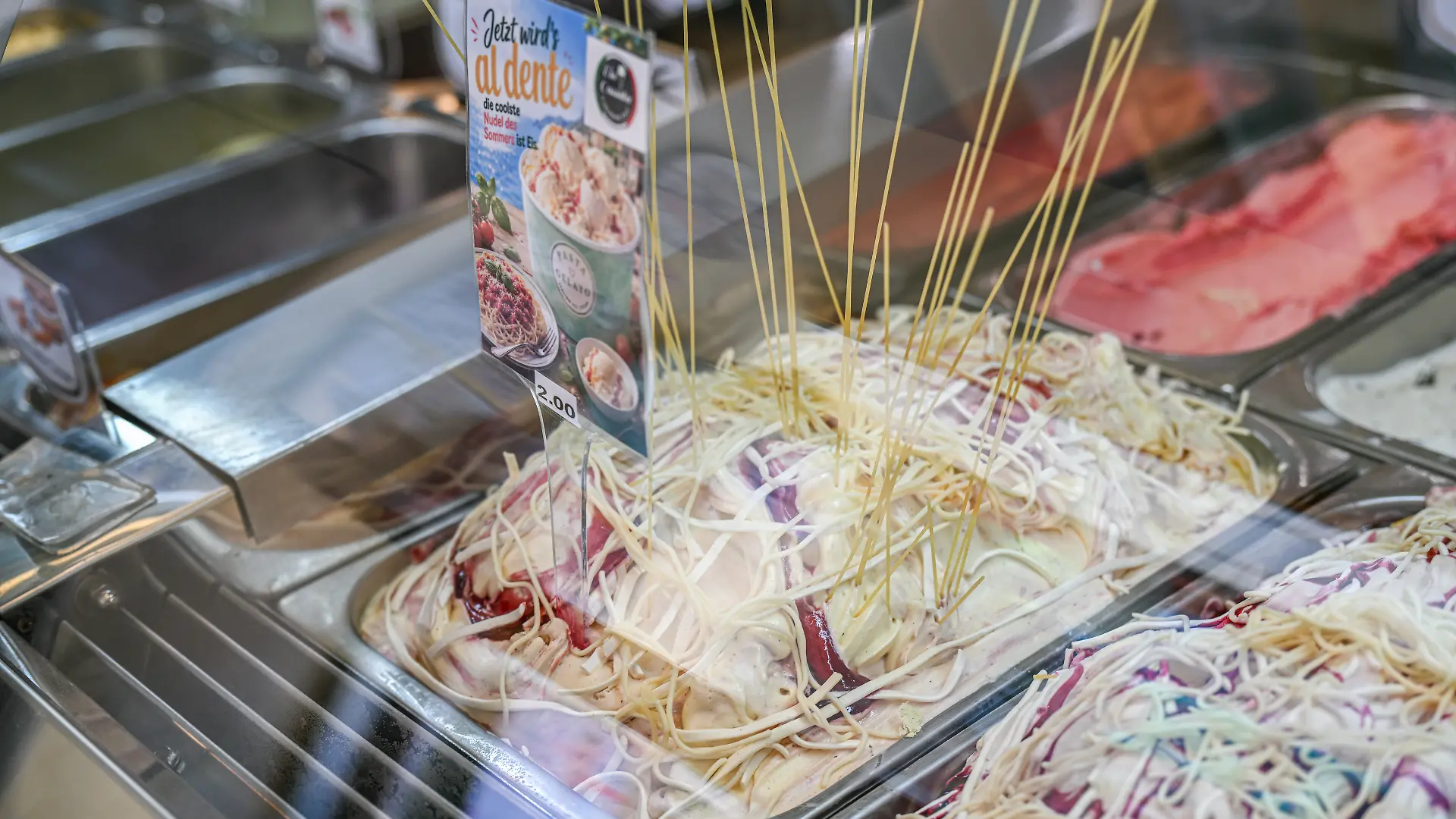 Eismacher produziert Spaghettieis aus echten Spaghetti, Seit Beginn dieser Eissaison können Kunden der Eisdiele Cassata in Karlsruhe eine außergewöhnliche neue Eiscreme probieren: «Al dente». Die Kreation verbindet das bekannte, aus Vanilleeis bestehende Spaghettieis mit echten Nudeln. Die Sorte kommt bei der Kundschaft gut an, so Inhaber Giuseppe Cimino. (zu dpa: «Neue Sorte «Al dente»: Spaghetti-Eis mit echten Nudeln») +++ dpa-Bildfunk +++