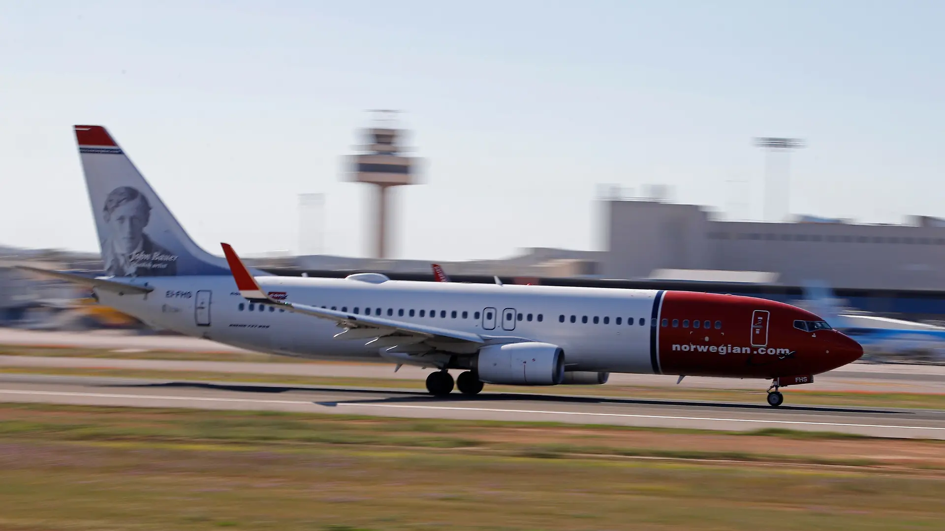 Spanien, Palma: Ein Norwegian-Flugzeug startet vom Flughafen Palma. Die ums finanzielle Überleben kämpfende Fluggesellschaft Norwegian schließt ihre Neuaufstellung ab und lässt die monatelange Zeit unter Gläubigerschutz hinter sich.