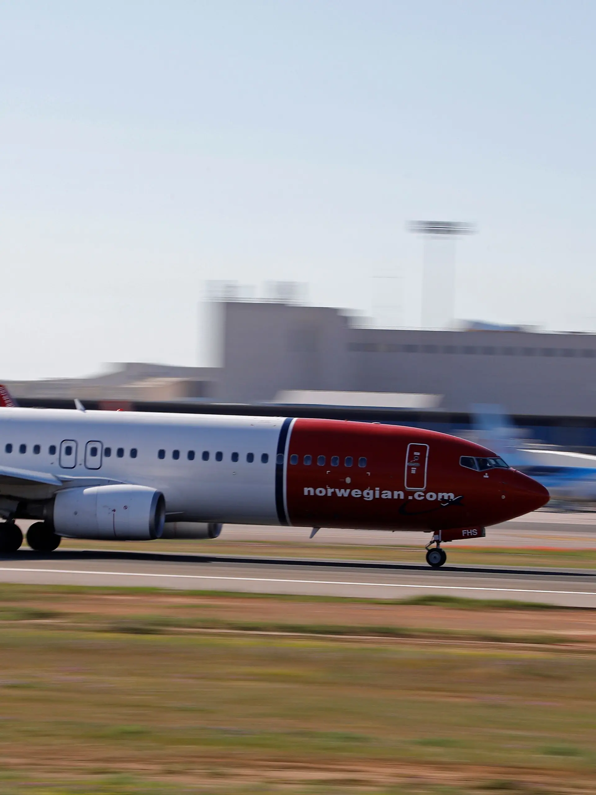 Spanien, Palma: Ein Norwegian-Flugzeug startet vom Flughafen Palma. Die ums finanzielle Überleben kämpfende Fluggesellschaft Norwegian schließt ihre Neuaufstellung ab und lässt die monatelange Zeit unter Gläubigerschutz hinter sich.