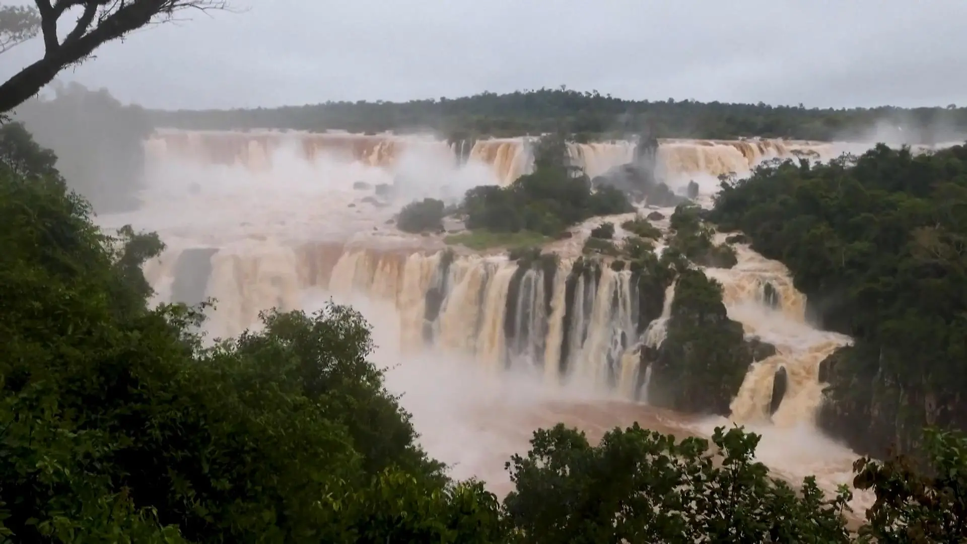 Starkregen überflutet Weltwunder! Touristen staunen über dieses Mega-Spektakel Iguazú-Wasserfälle teils gesperrt