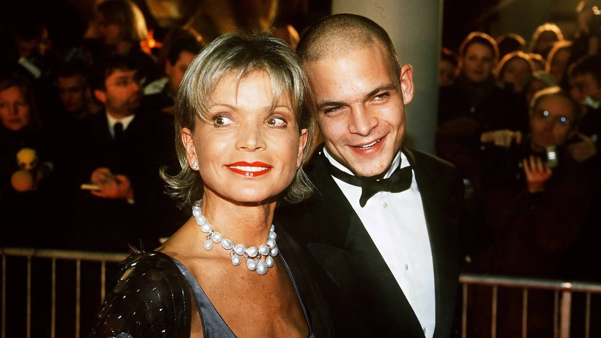 Schauspielerin Uschi Glas li mit ihrem Sohn Ben Tewaag re beide GER anlässlich der Bambi Ver