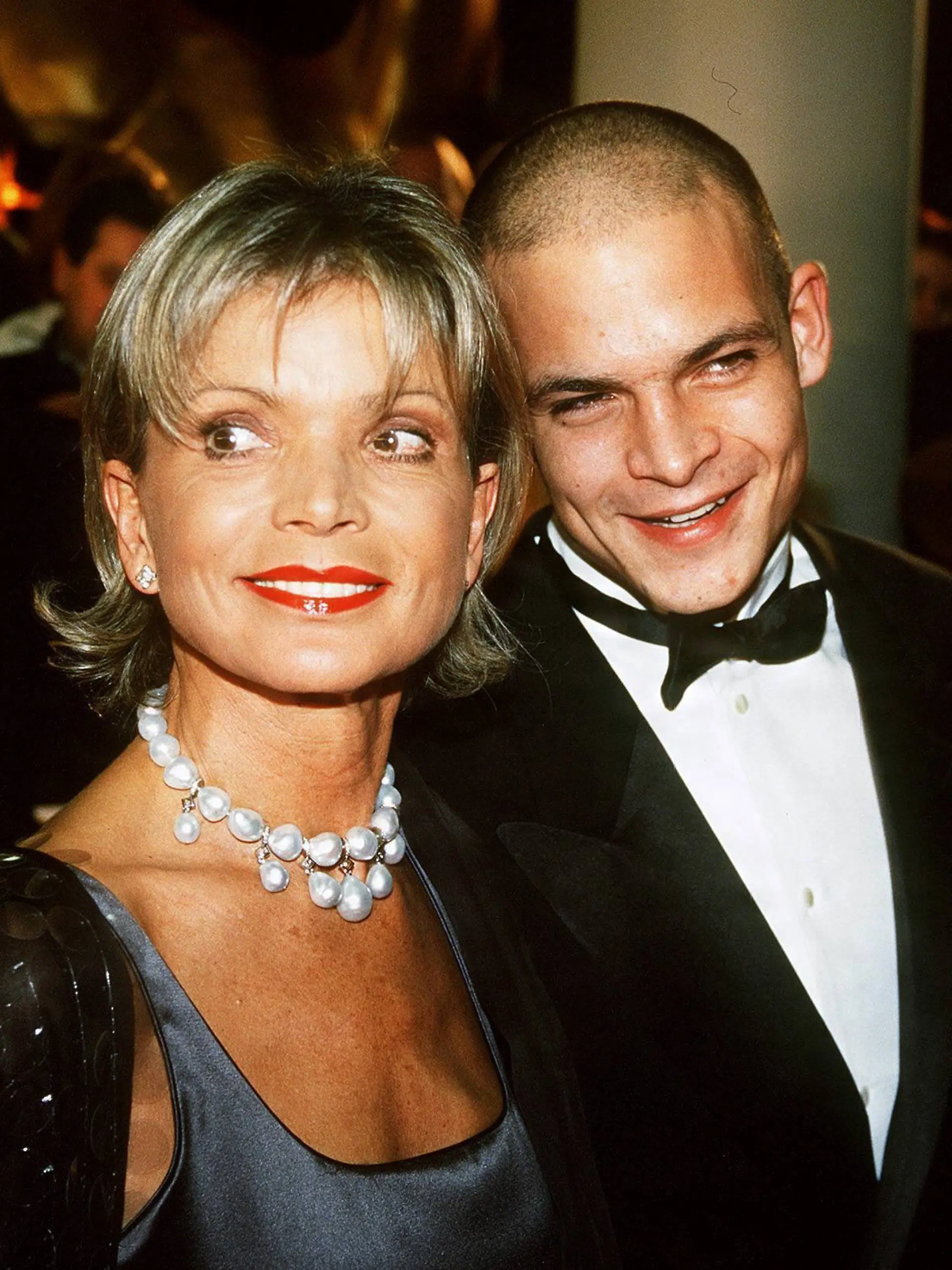 Schauspielerin Uschi Glas li mit ihrem Sohn Ben Tewaag re beide GER anlässlich der Bambi Ver