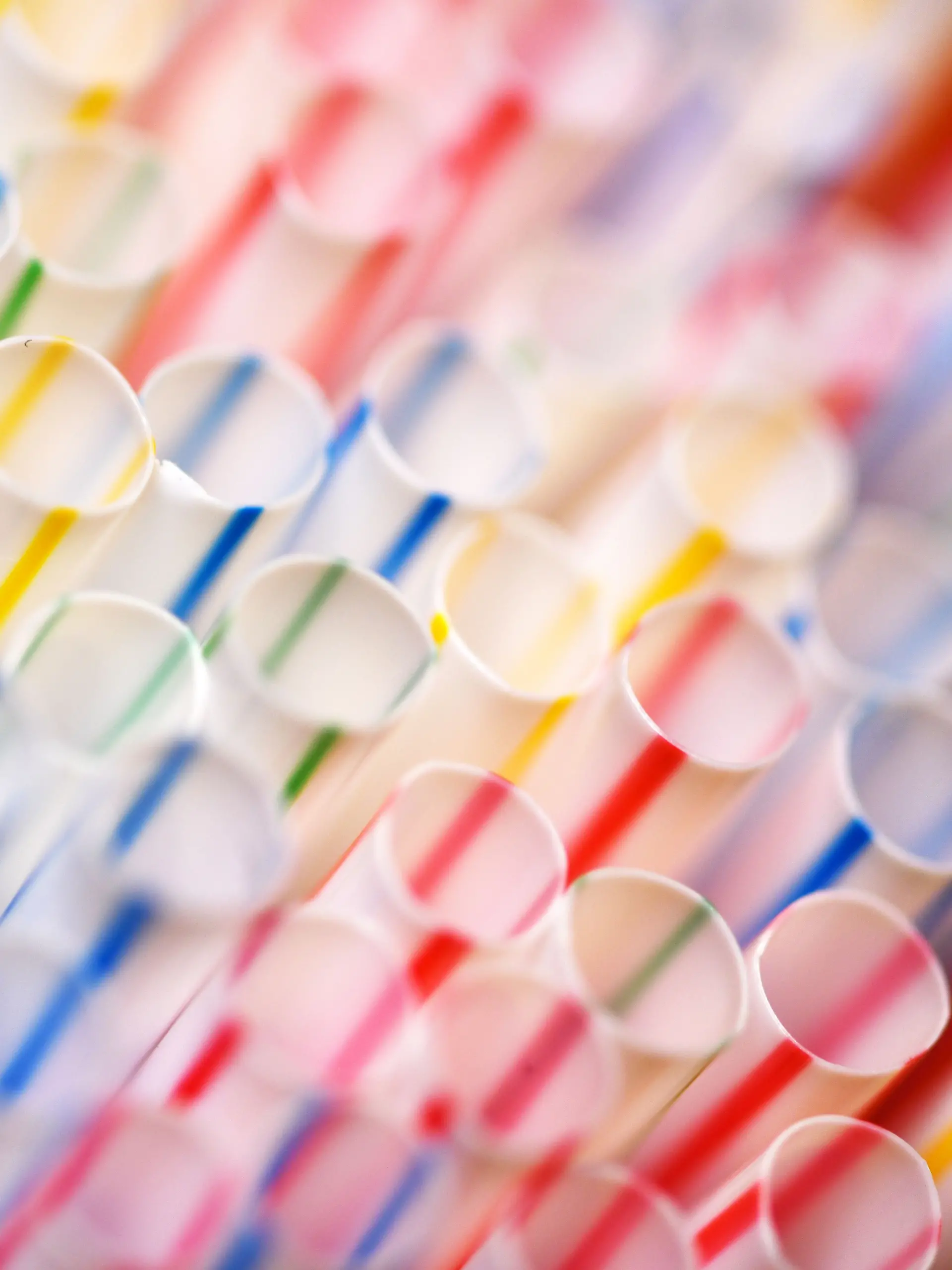Fünf Jahre nach dem EU-Verbot sind Plastikstrohhalme und Einweg-Plastikbesteck noch immer im Internet erhältlich.