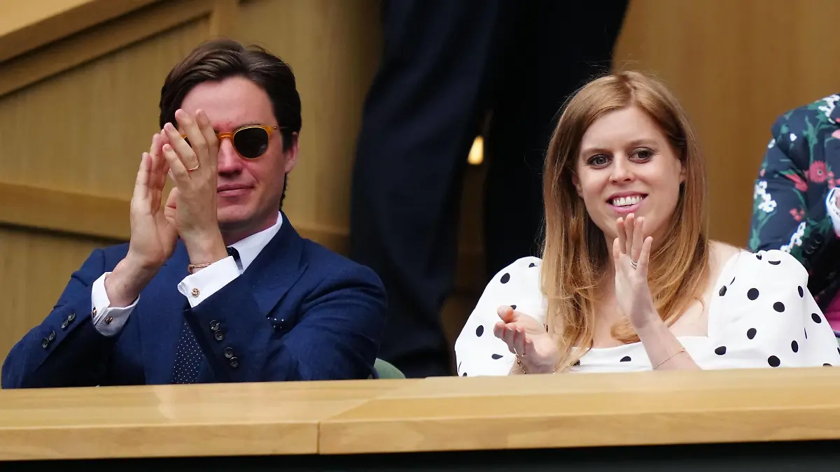 Mandatory Credit: Photo by Shutterstock 12200579ac Princess Beatrice and husband Edoardo Mapelli Mozzi in the Royal Box on Centre Court Wimbledon Tennis Championships, Day 10, The All England Lawn Tennis and Croquet Club, London, UK - 08 Jul 2021 Wimbledon Tennis Championships, Day 10, The All England Lawn Tennis and Croquet Club, London, UK - 08 Jul 2021 PUBLICATIONxINxGERxSUIxAUTXHUNxGRExMLTxCYPxROMxBULxUAExKSAxONLY Copyright: xShutterstockx 12200579ac