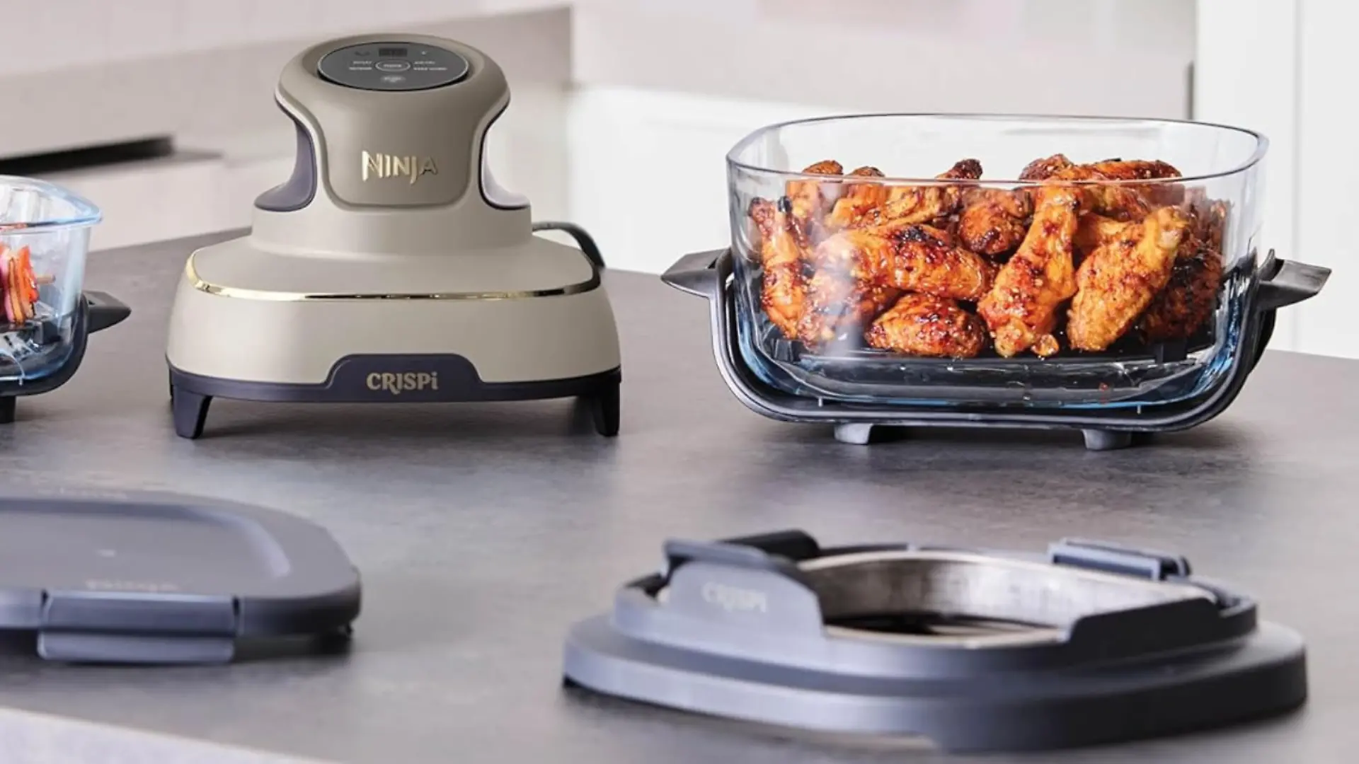 Ninja Crispi gefüllt mit Chicken Wings auf Küchentisch