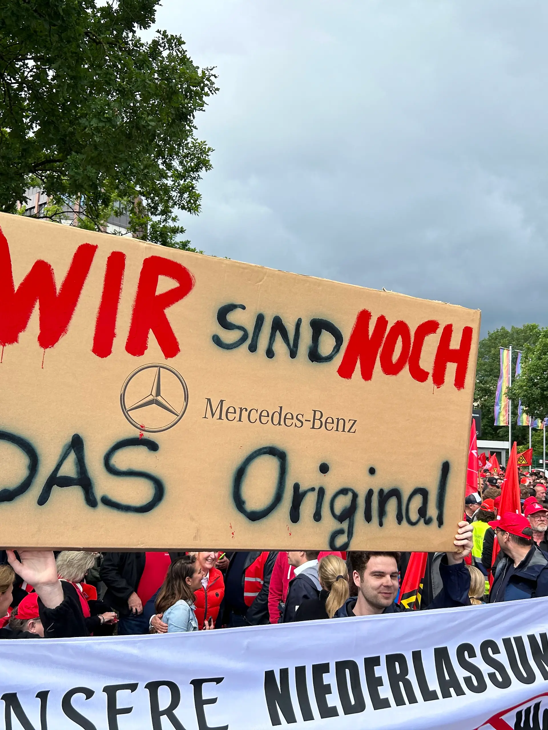 Bild zu: "Mercedes-Beschäftigte protestieren gegen Sparpläne"