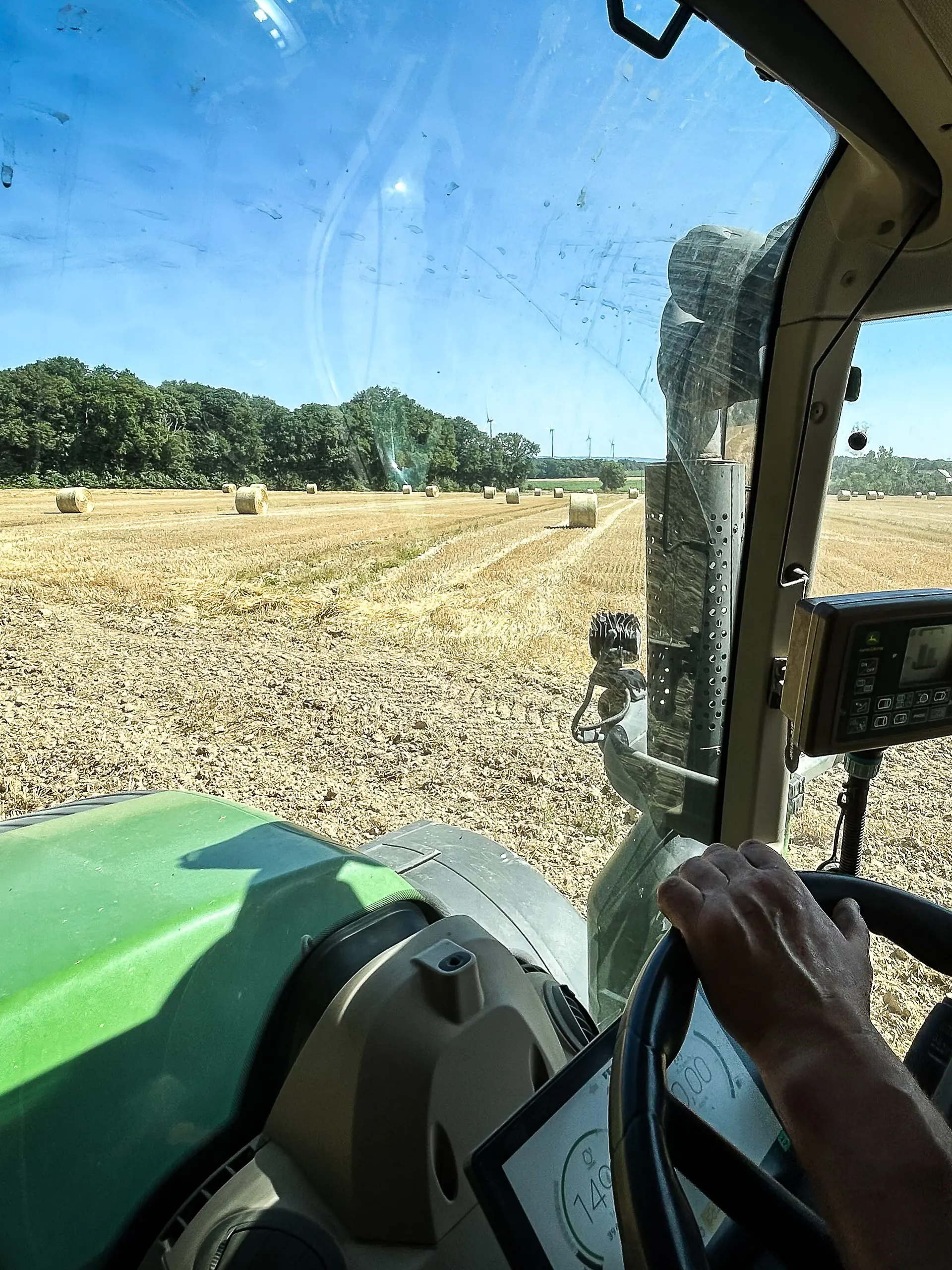 Kurioser Unfall in Bayern: Ein Neunjähriger steuert einen Traktor, fährt gegen ein Verkehrsschild und verletzt einen 67-Jährigen. (Symbolbild)