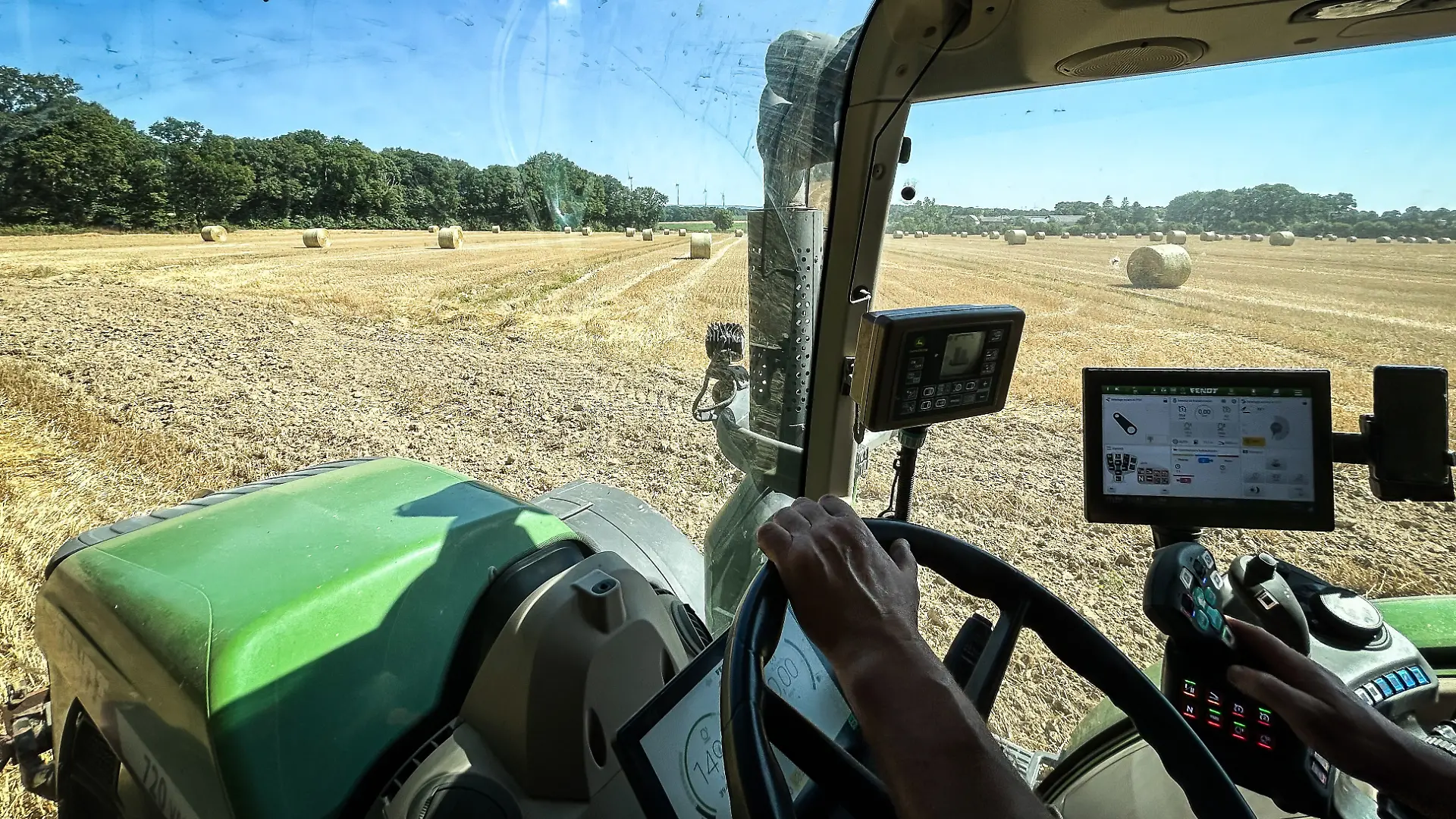 Blick aus der Kabine eines Traktors auf Feld