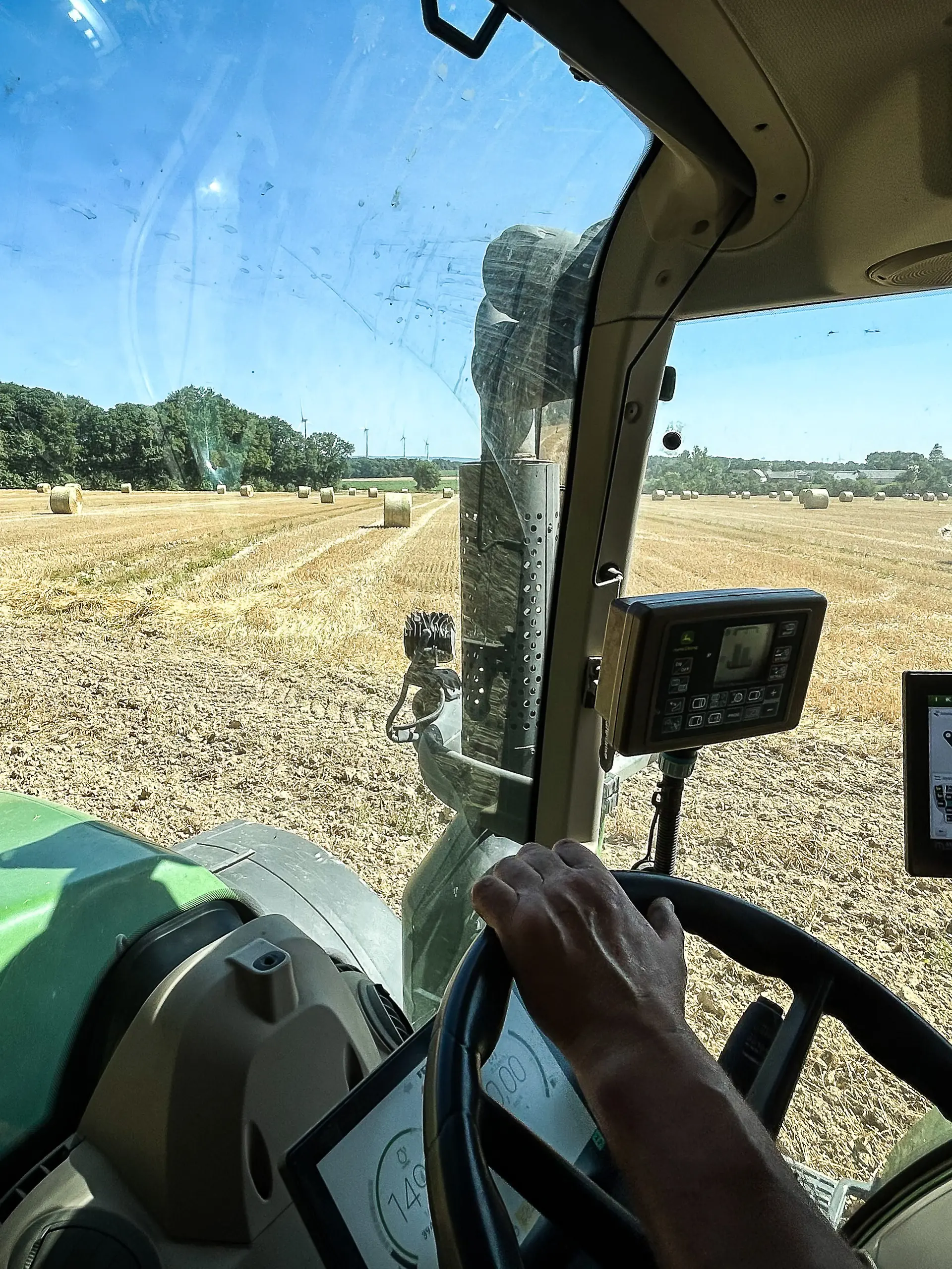Blick aus der Kabine eines Traktors auf Feld