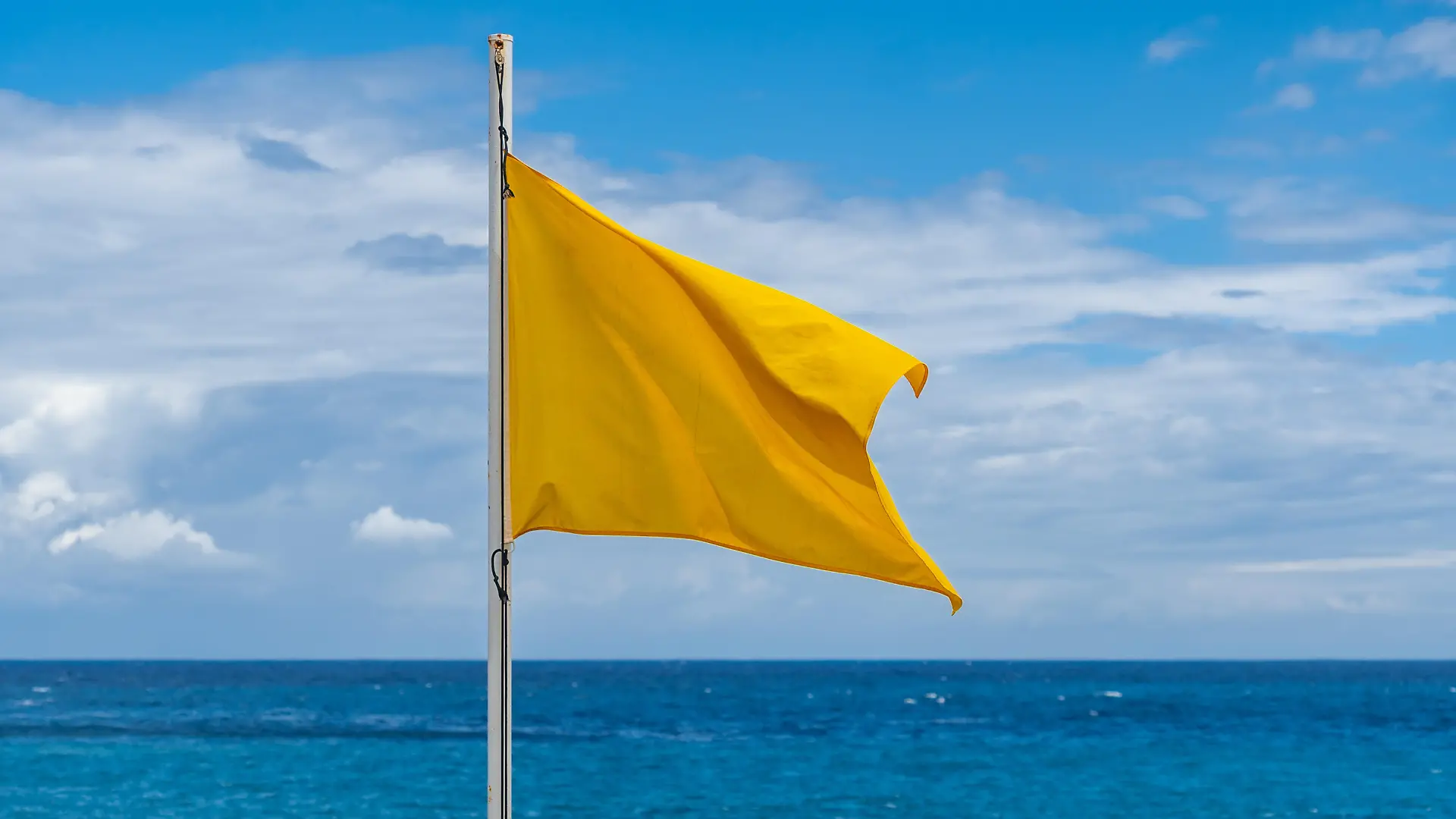 GElbe Flagge am Strand