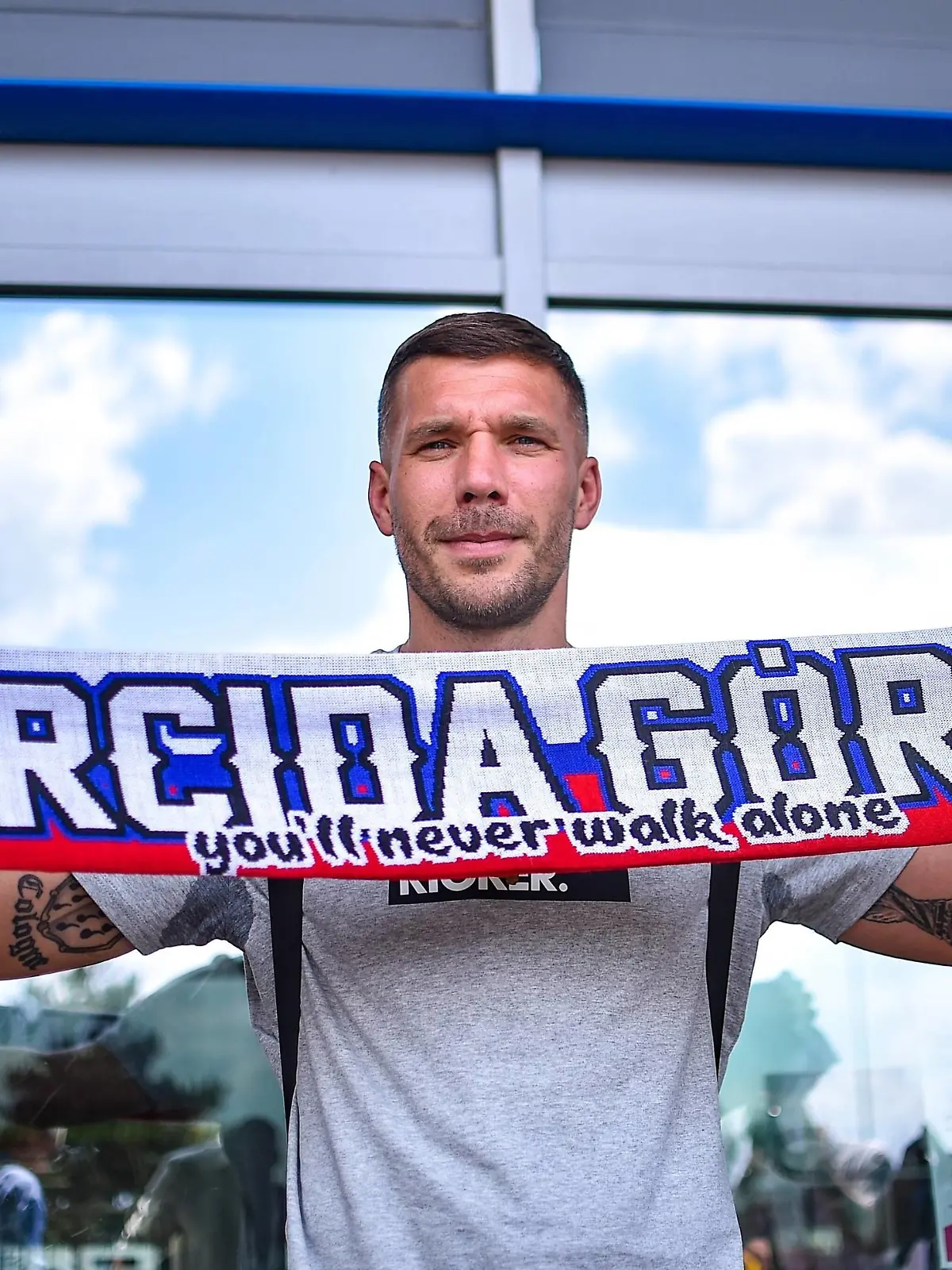 Sport Bilder des Tages Fußball, Lukas Podolski wechselt zu Gornik Zabrze, Ankunft am Flughafen 2021.07.07 Pyrzowice Pilka nozna PKO Ekstraklasa sezon 2021/2022 Przylot Lukasza Podolskiego N/z Lukasz Podolski, przylot, Lotnisko, powitanie, portret, osoba, pilkarz, nowy zawodnik, Gornik Zabrze Foto Rafal Rusek / PressFocus 2021.07.07 Pyrzowice Football Polish PKO Ekstraklasa season 2021/2022 Lukas Podolski has arrived in Poland, he will play in the Polish league. He became a footballer from Gornik Zabrze. Przylot Lukasza Podolskiego Lukasz Podolski, przylot, Lotnisko, powitanie, portret, osoba, pilkarz, nowy zawodnik, Gornik Zabrze Credit: Rafal Rusek / PressFocus / NEWSPIX.PL --- Newspix.pl POLAND OUT PUBLICATIONxNOTxINxPOL 20210707PF_RR0032