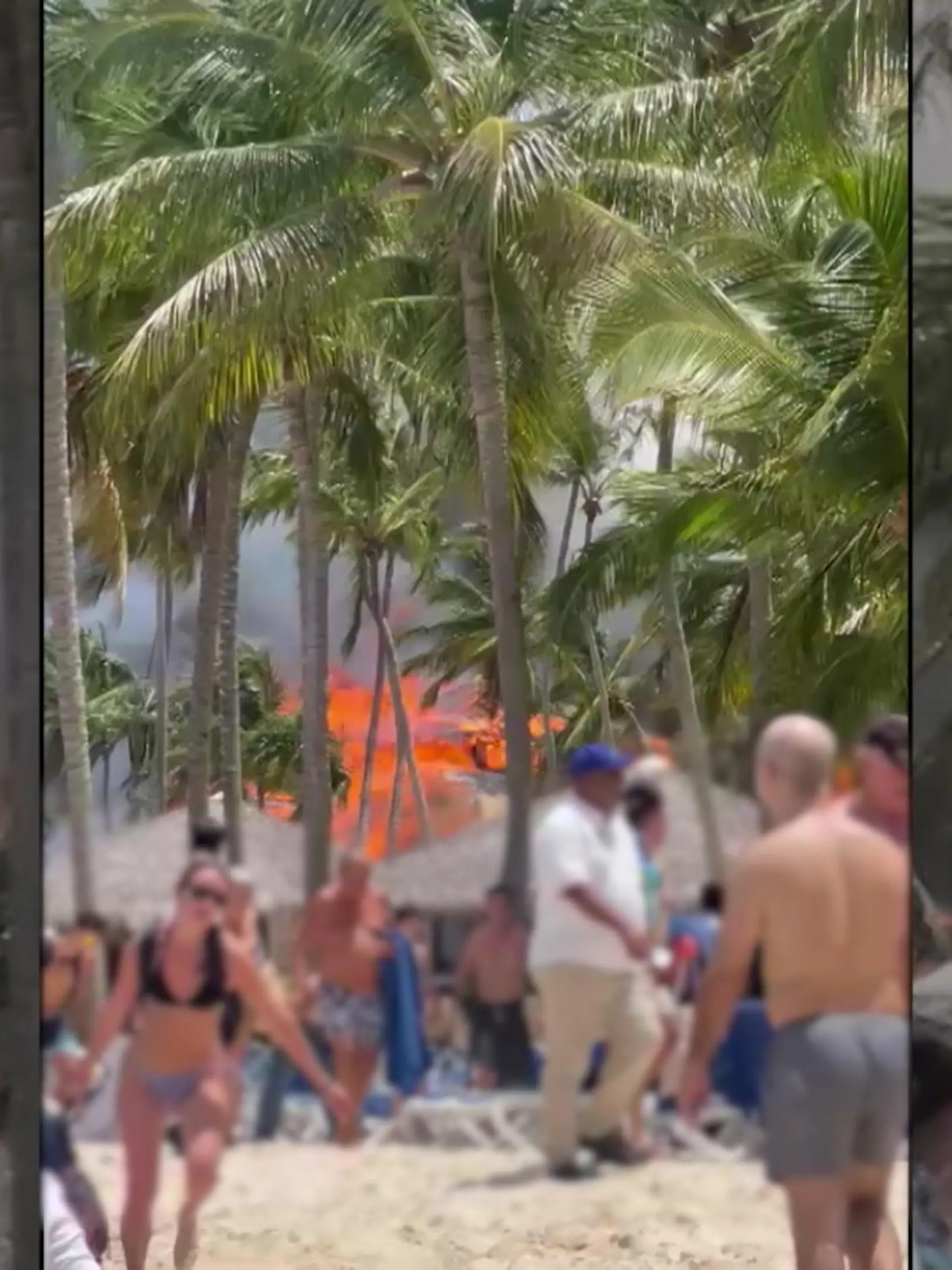 Bild zu: "Urlauberin warnt vor Hotelbrand – kurz darauf steht das Resort in Flammen"