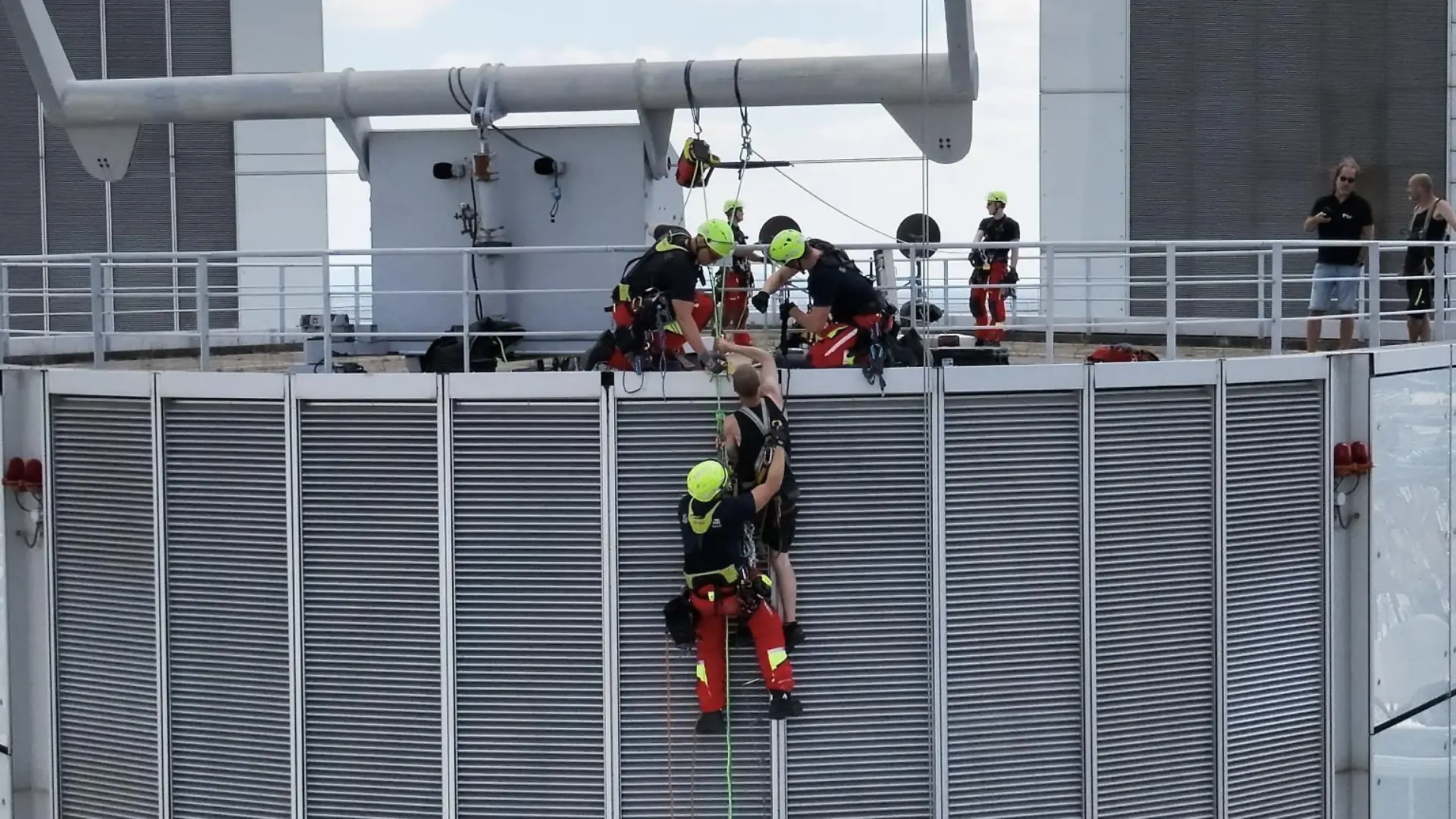 Die Frankfurter Feuerwehr hat zwei Gebäudereiniger gerettet.