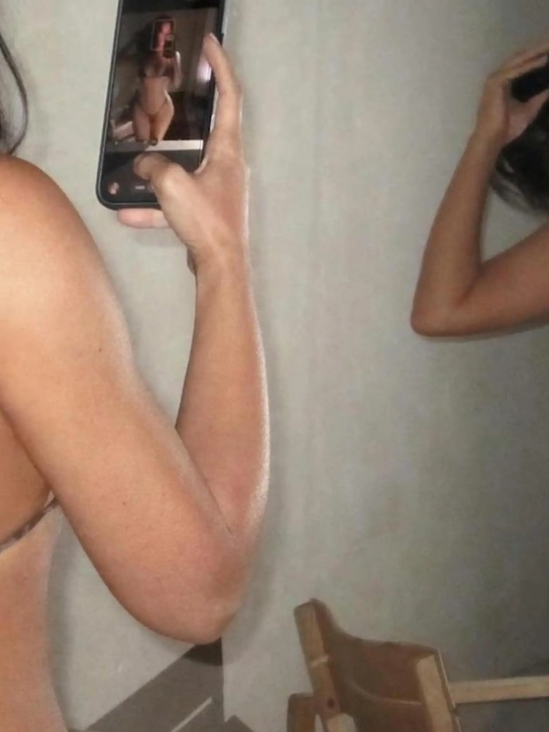 Bild zu: "Maxi-Kurven in Mini-Dessous! Kim Kardashian knipst sexy Spiegel-Selfies"