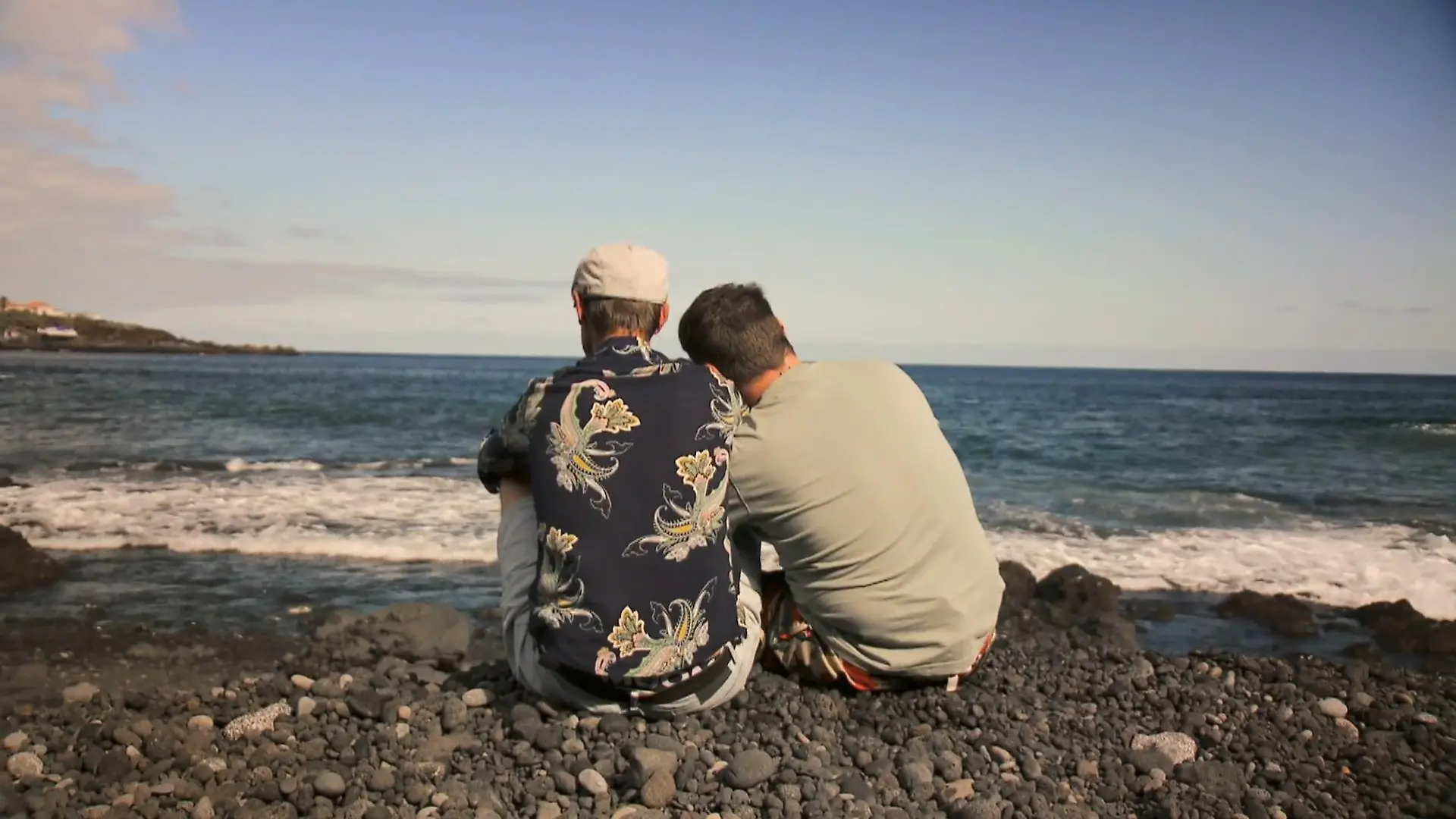 Wie romantisch! Am Strand von La Palma kommen sich "Bauer sucht Frau International"-Kandidat Heiko und Basti näher.