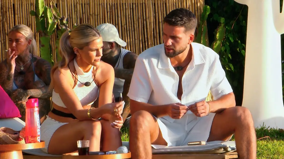 Bad Boyfriends: Josh schockt Nasrin mit seiner späten Whirlpool-Beichte