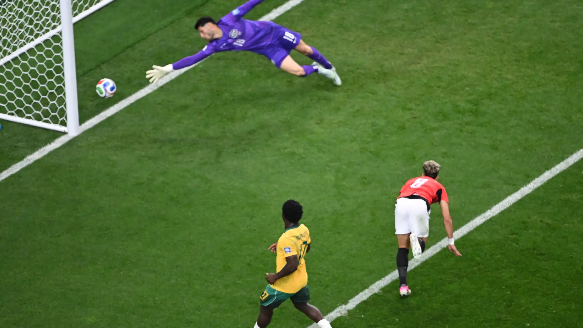Fußball, Männer, WM 2026, Australien - Ägypten, Finalrunde, Sechzehntelfinale, Dallas -Stadion in Arlington. Emam Ashour (Ägypten,r) erzielt das Tor zum 0:1. +++ dpa-Bildfunk +++