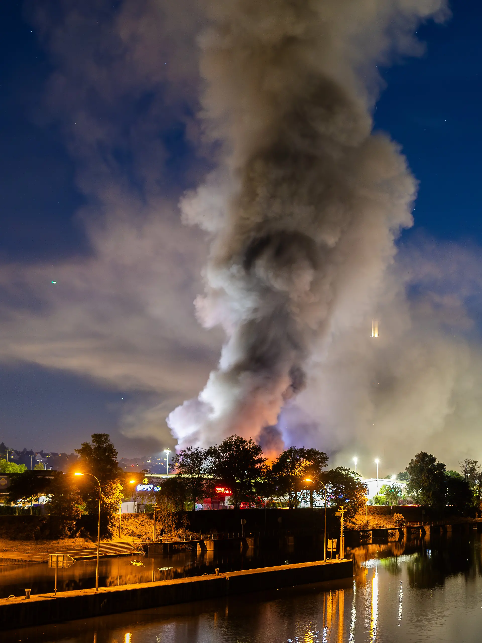 In einem Gewerbegebiet in Stuttgart ist ein Feuer ausgebrochen.