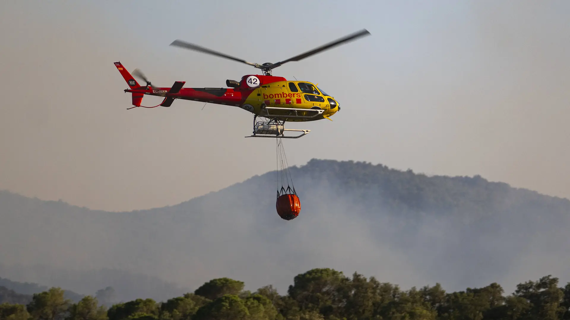 Mit Hubschraubern kämpft die Feuerwehr gegen die Flammen