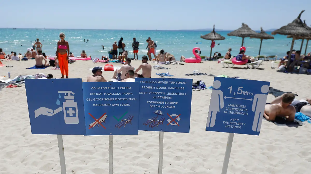 Noch sind die Touristen am Strand von Arenal in Palma de Mallorca gut gelaunt.