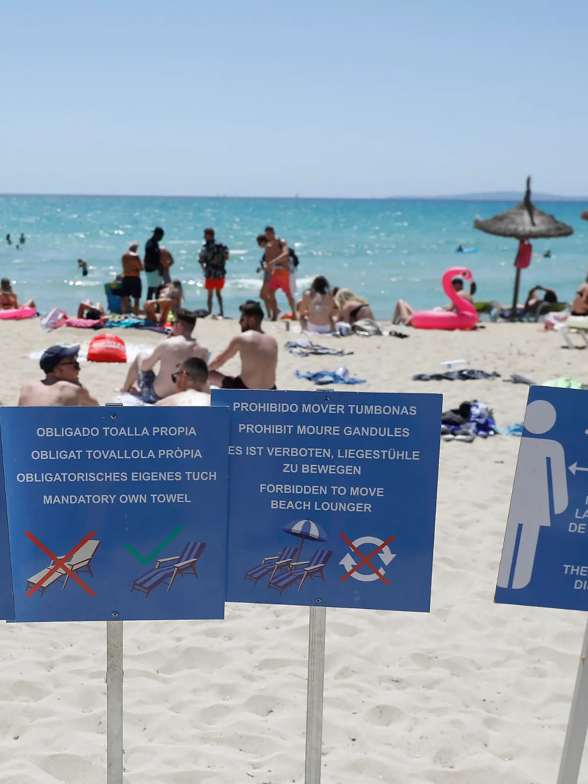 Noch sind die Touristen am Strand von Arenal in Palma de Mallorca gut gelaunt.