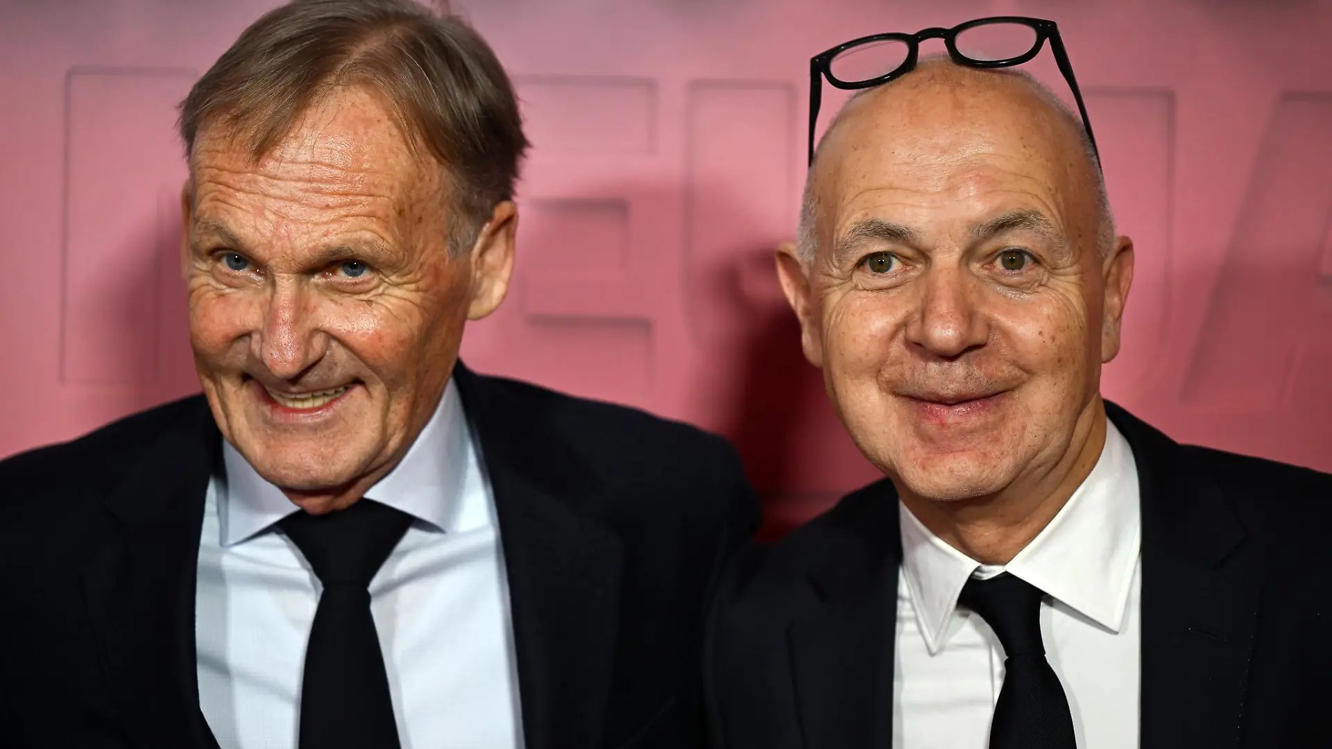 DFB-Präsident Bernd Neuendorf (r) und Ligapräsident und DFB-Vize Hans-Joachim Watzke sollen zu Jürgen Klopp in die USA reisen. (Archivbild)