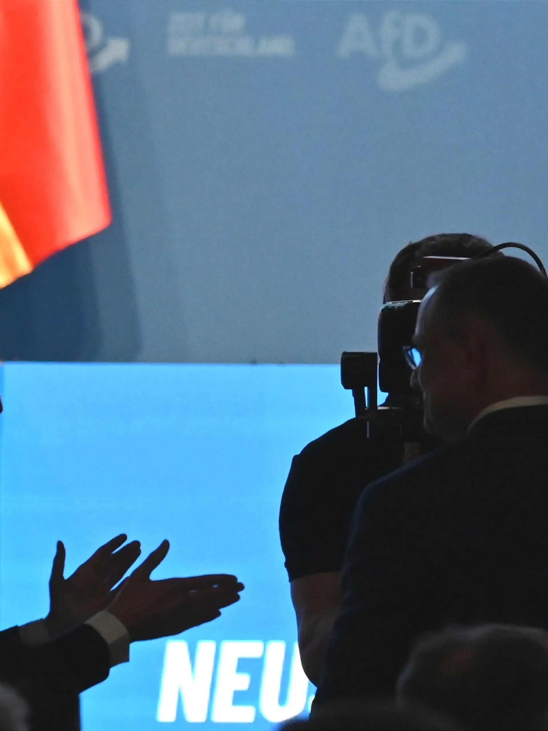 Alice Weidel (l), Bundesvorsitzende und Fraktionsvorsitzende der AfD, applaudiert Tino Chrupalla, Vorsitzender der AfD-Bundestagsfraktion, beim Bundesparteitags der AfD. Bei dem Treffen soll die Führungsspitze der Partei neu gewählt werden. Der Bundesparteitag der AfD findet am 4. und 5. Juli in der Messe Erfurt statt. +++ dpa-Bildfunk +++