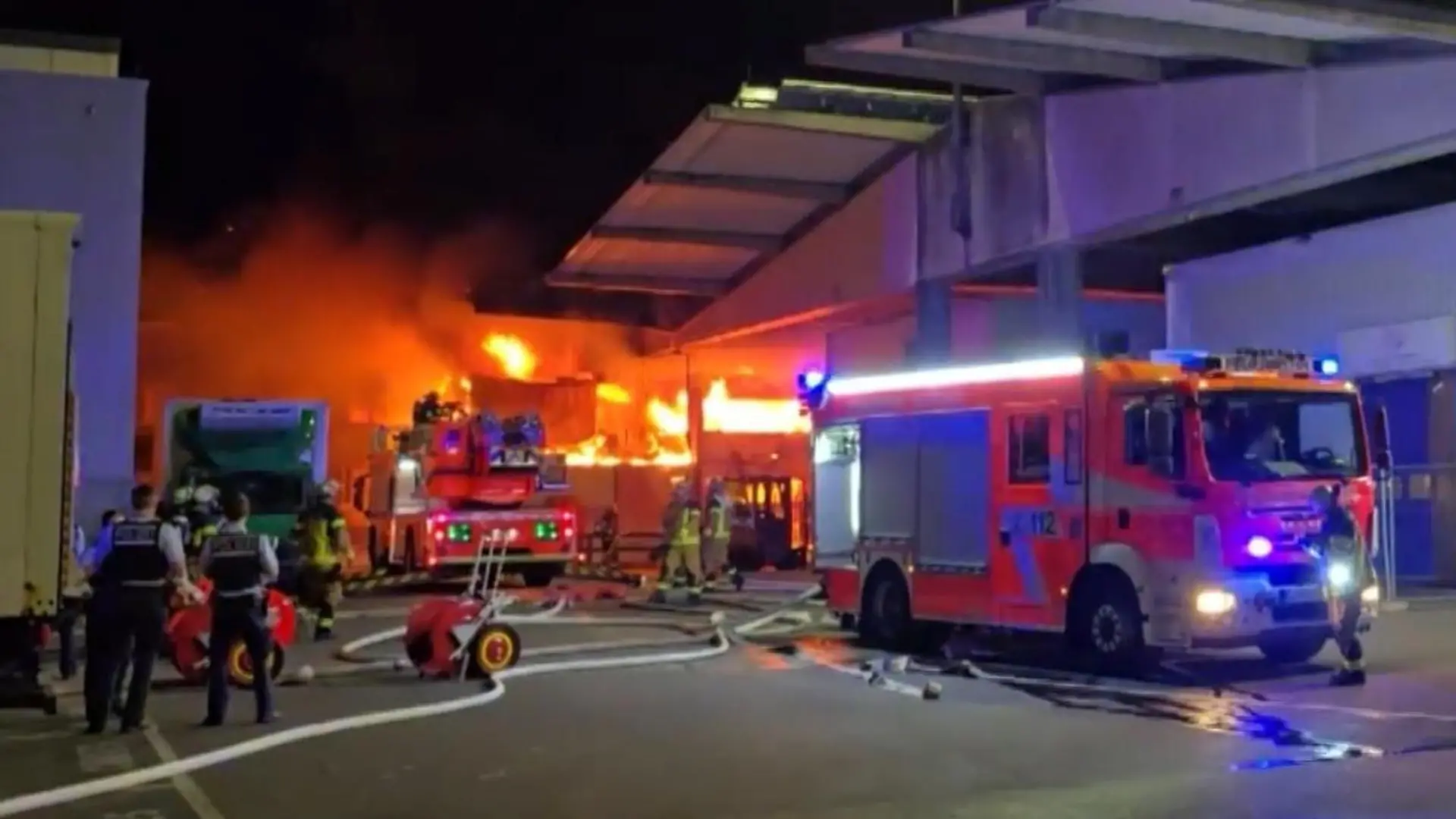 XXL-Feuerwehreinsatz in Stuttgart! Flammen auf Großmarkt müssen gelöscht werden Schaden könnte in die Millionen gehen