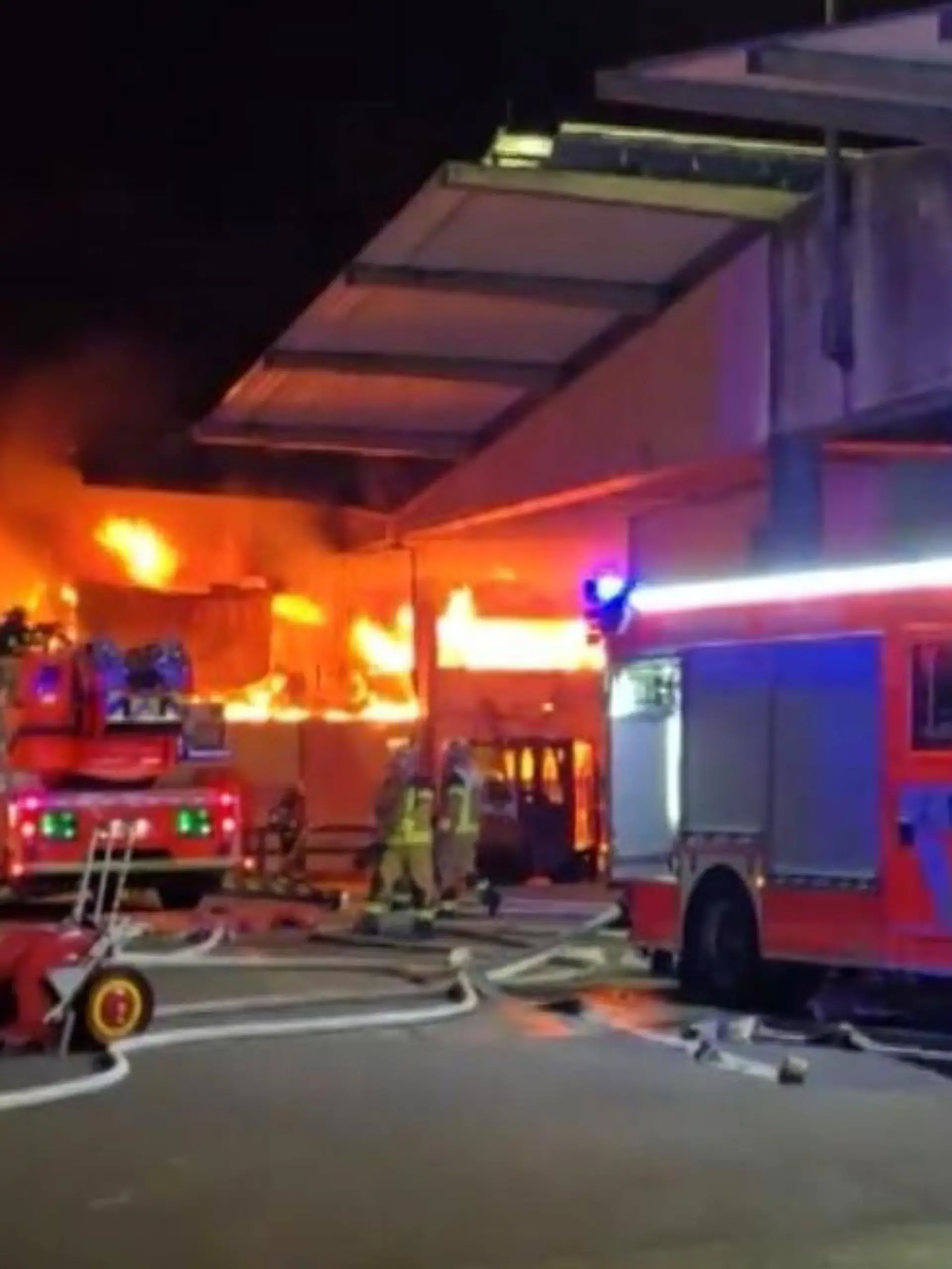 Bild zu: "XXL-Feuerwehreinsatz in Stuttgart! Flammen auf Großmarkt müssen gelöscht werden"