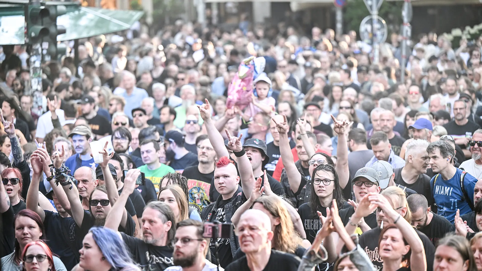 Bild zu: "Sänger bricht auf Bühne zusammen – Bandkollegin reanimiert ihn!"