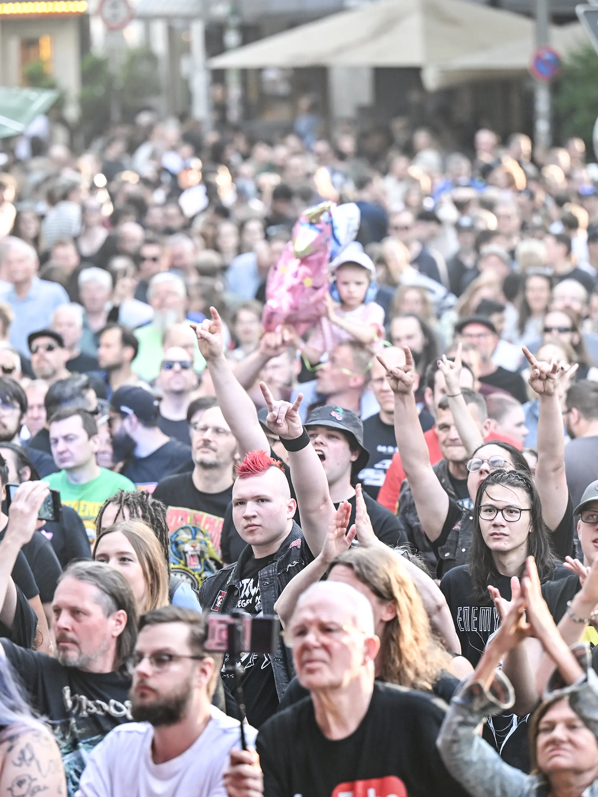 Bild zu: "Sänger bricht auf Bühne zusammen – Bandkollegin reanimiert ihn!"