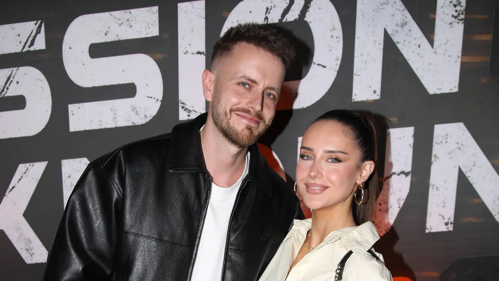 Bild zu: "Julienco geht vor Palina auf die Knie! Fans feiern Antrag"