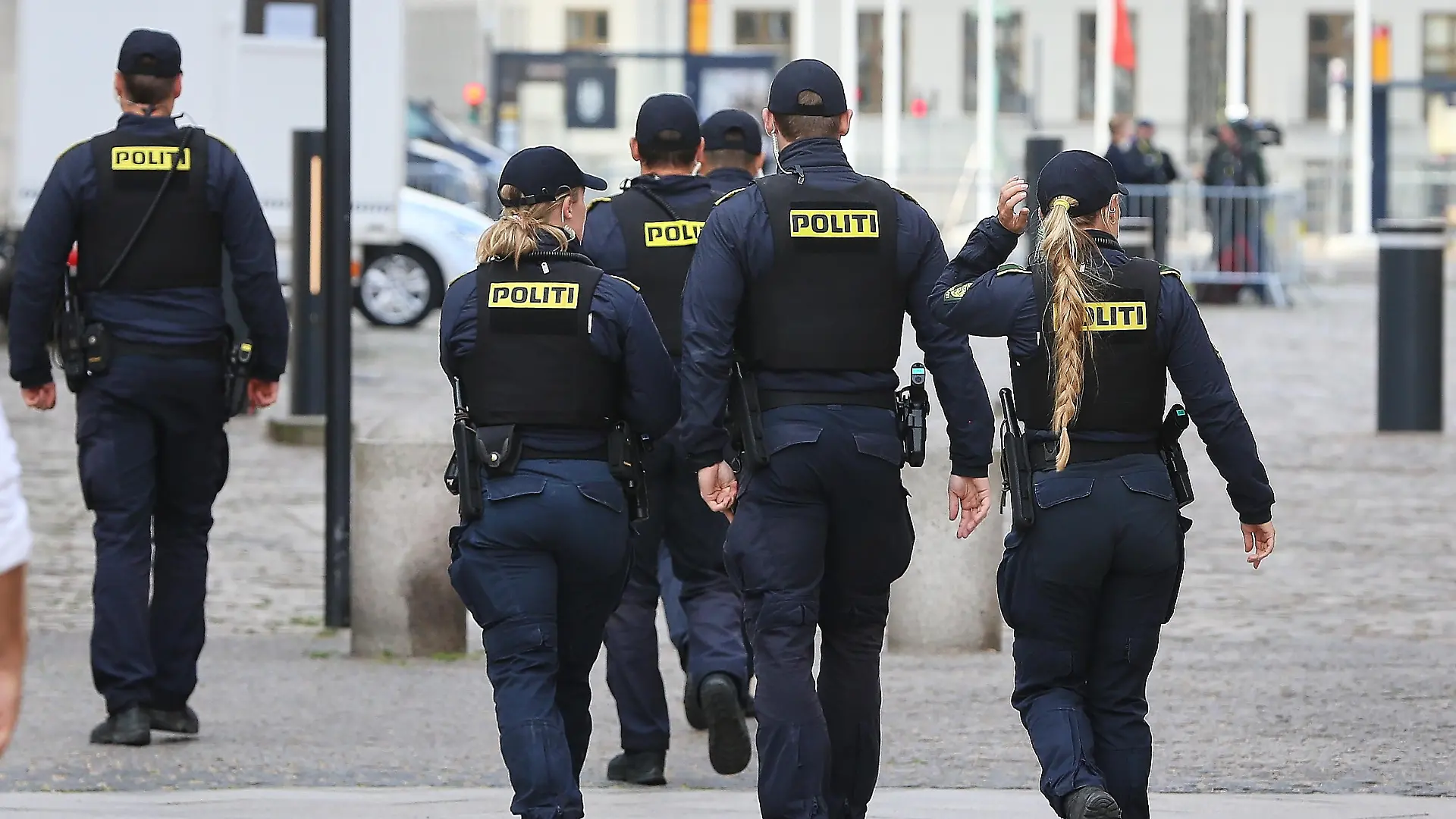 Kopenhagen, Dänemark: Schloss Christiansborg: Informeller EU-Gipfel: Polizisten sichern den Tagungsort ab