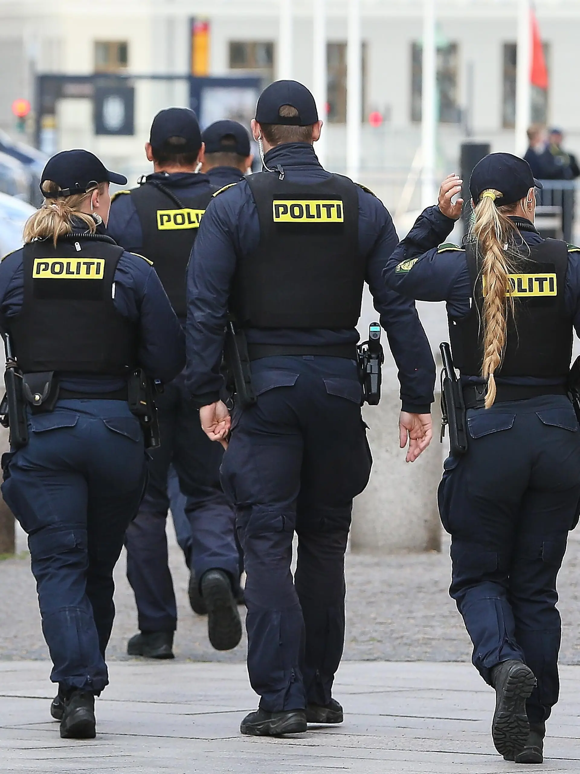 Kopenhagen, Dänemark: Schloss Christiansborg: Informeller EU-Gipfel: Polizisten sichern den Tagungsort ab