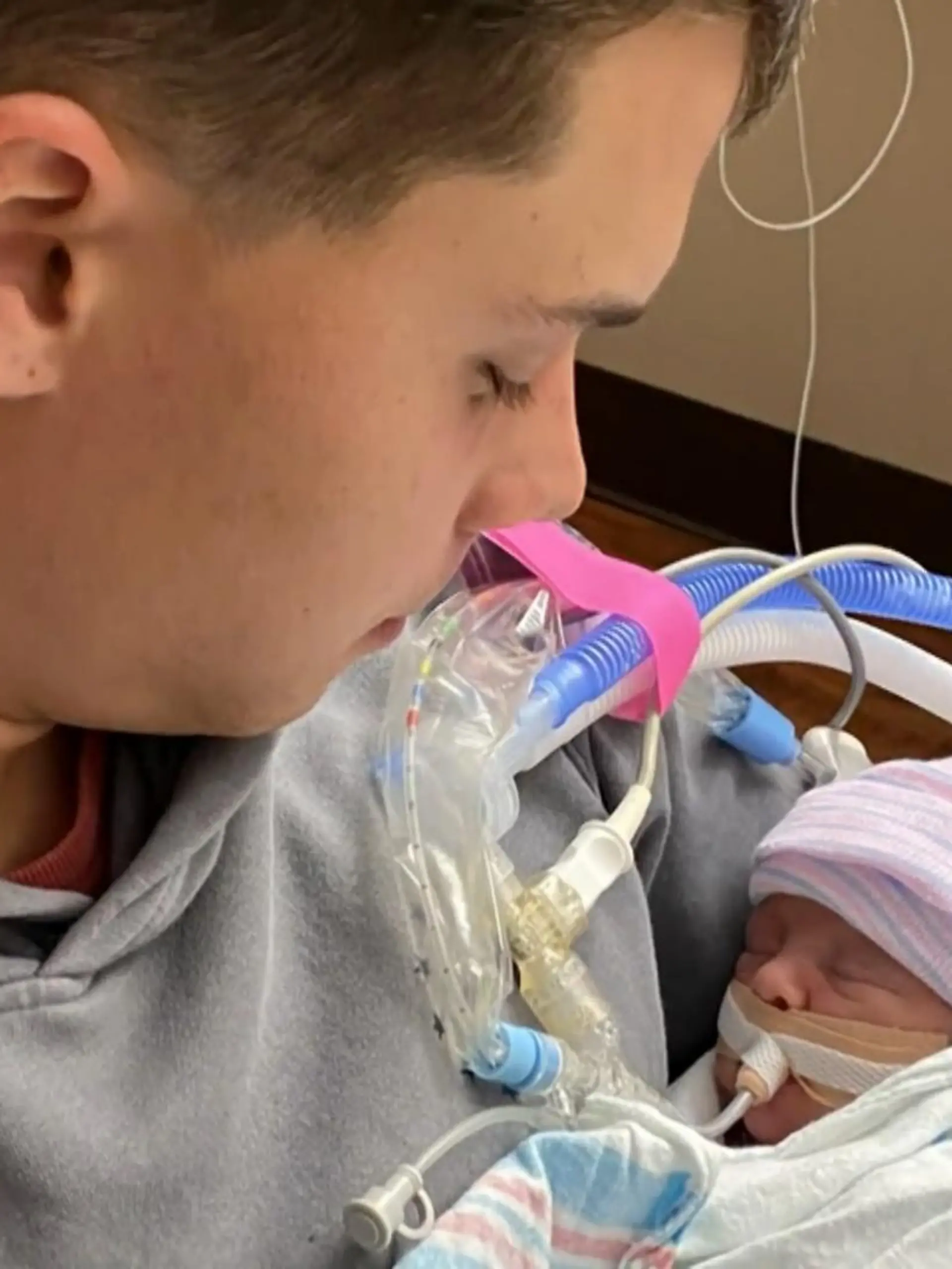 Bild zu: "Vater hält überlebendes Baby im Arm "