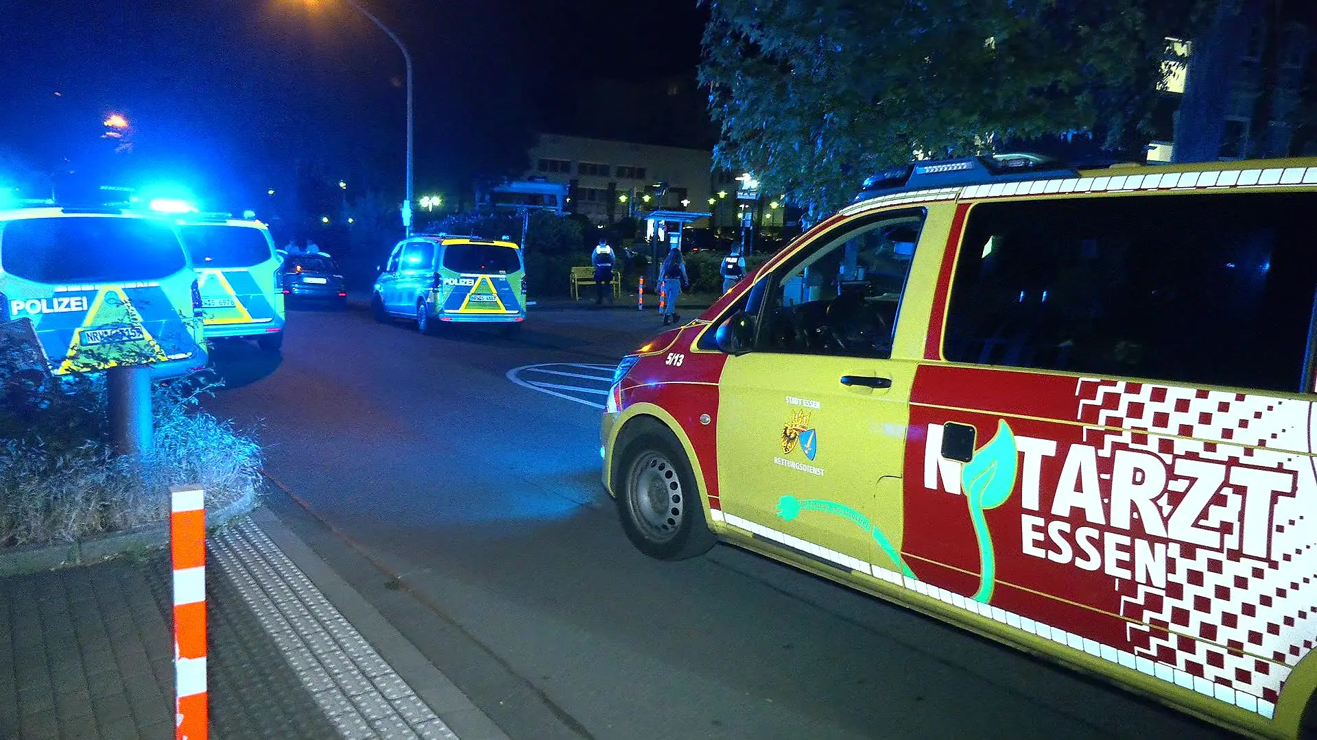 Ein Krankenwagen und Fahrzeuge der Polizei sind in der Nähe eines Einsatzortes zu sehen