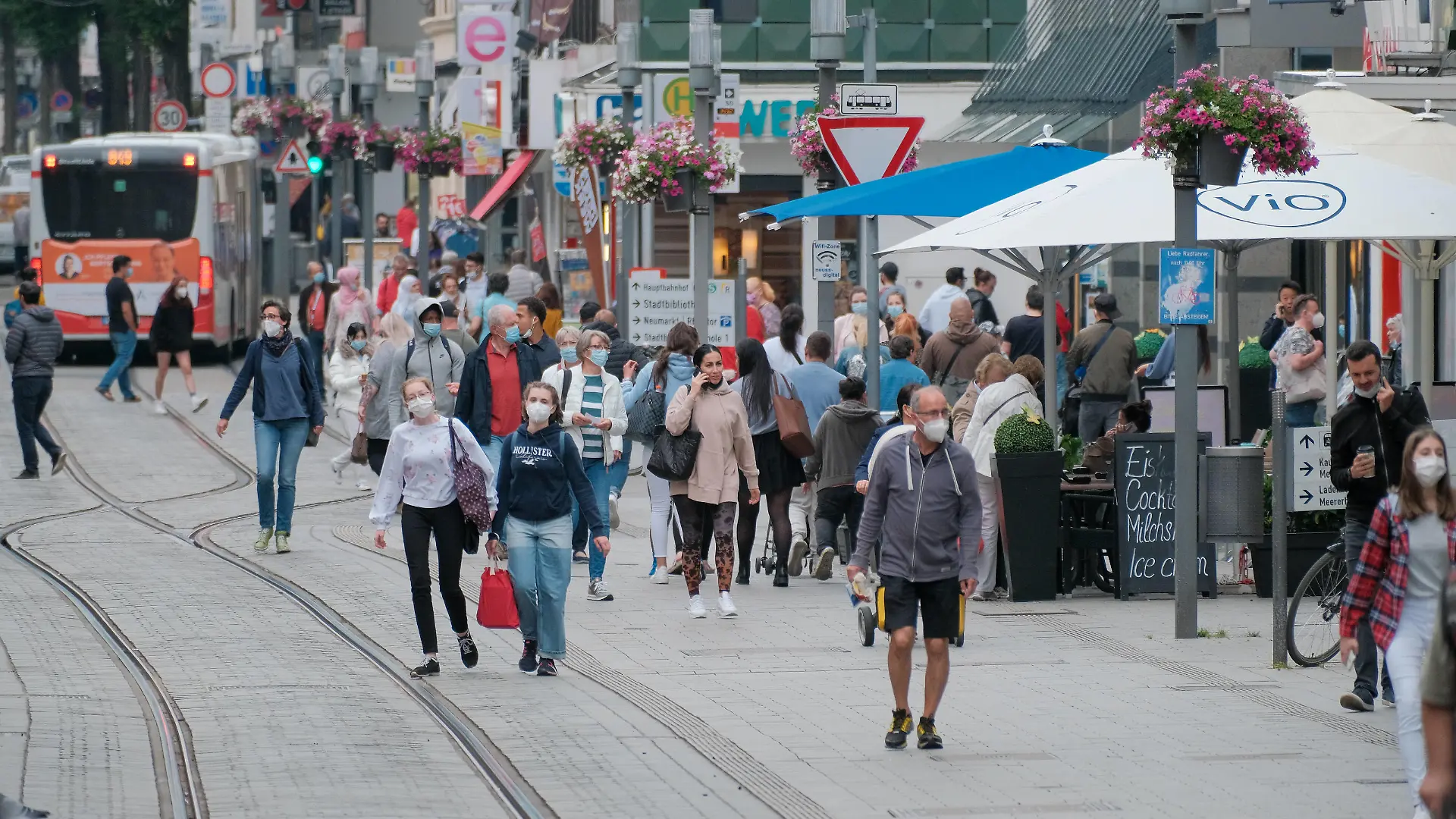 Neuss 22.06.2021 Büchel keine Maskenpflicht mehr Einkaufsstrasse Einkaufsstraße Shoppingmeile Einkaufsmeile Corona Pandemie Covid Corona Lockdown Masken Einkaufen Einzelhandel Notbremse shutdown Infektionsschutzgesetz Inzidenz Inzidenzwert Bundesnotbremse Fussgängerzone Einkaufsbummel Einkaufstasche Handtasche Papiertüte Einkaufstraße Einkaufstrasse Neuss Büchel Nordrhein-Westfalen Deutschland *** Neuss 22 06 2021 Büchel no more mask obligation shopping street shopping street shopping mile shopping mile corona pandemic covid corona lockdown masks shopping retail emergency brake shutdown infection protection law incidence incidence value federal emergency brake pedestrian zone shopping stroll shopping bag handbag paper bag shopping s